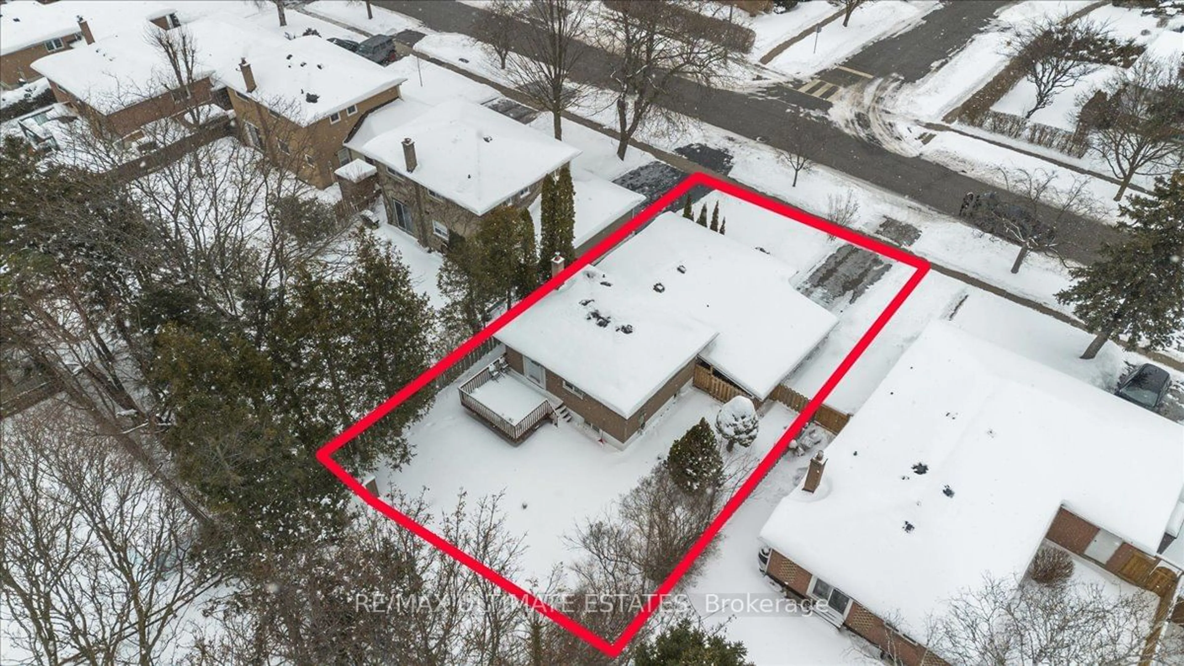 A pic from outside/outdoor area/front of a property/back of a property/a pic from drone, building for 16 Cresthaven Dr, Toronto Ontario M2H 1L7