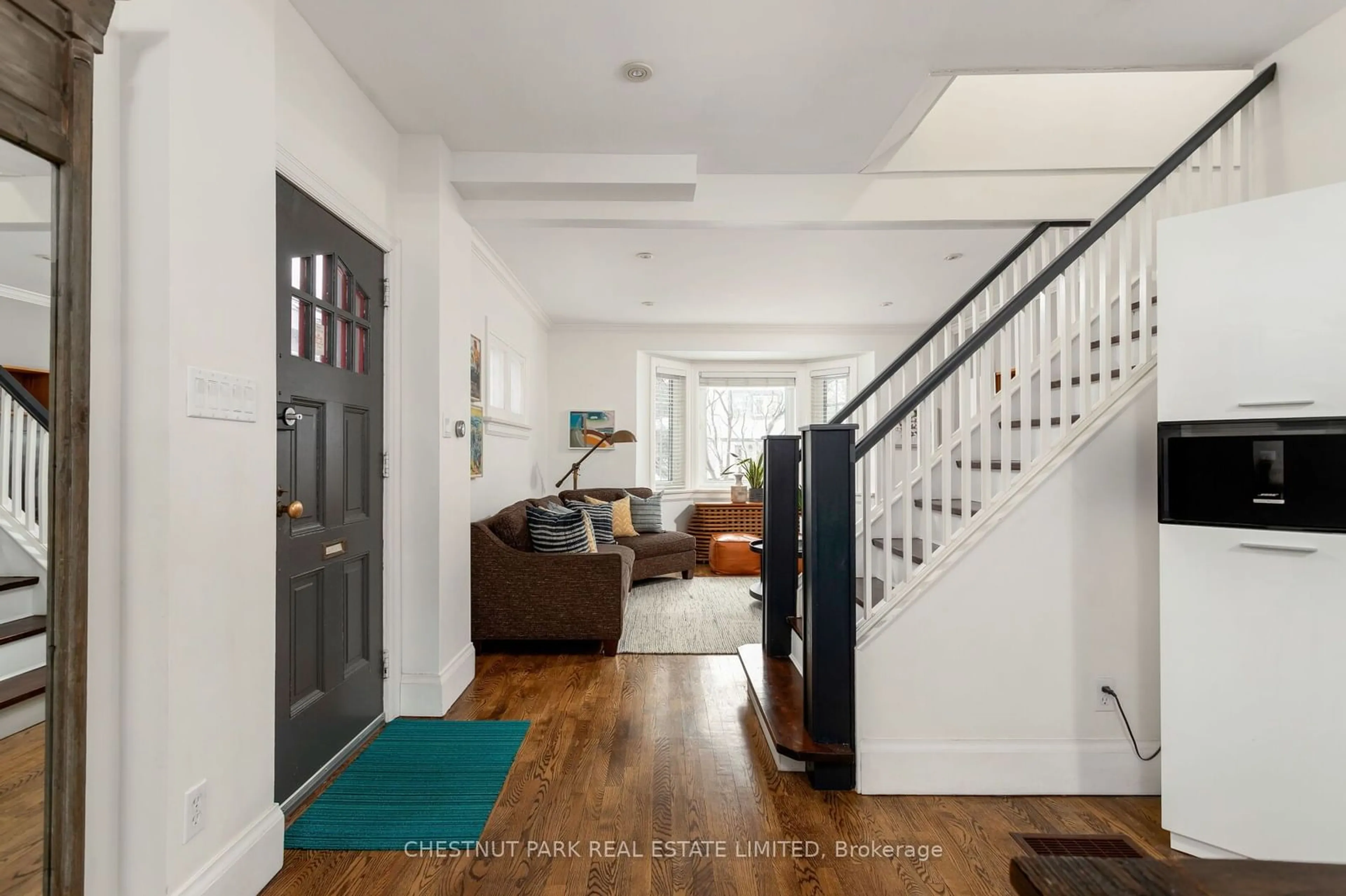 Indoor entryway for 488 Merton St, Toronto Ontario M4S 1B3