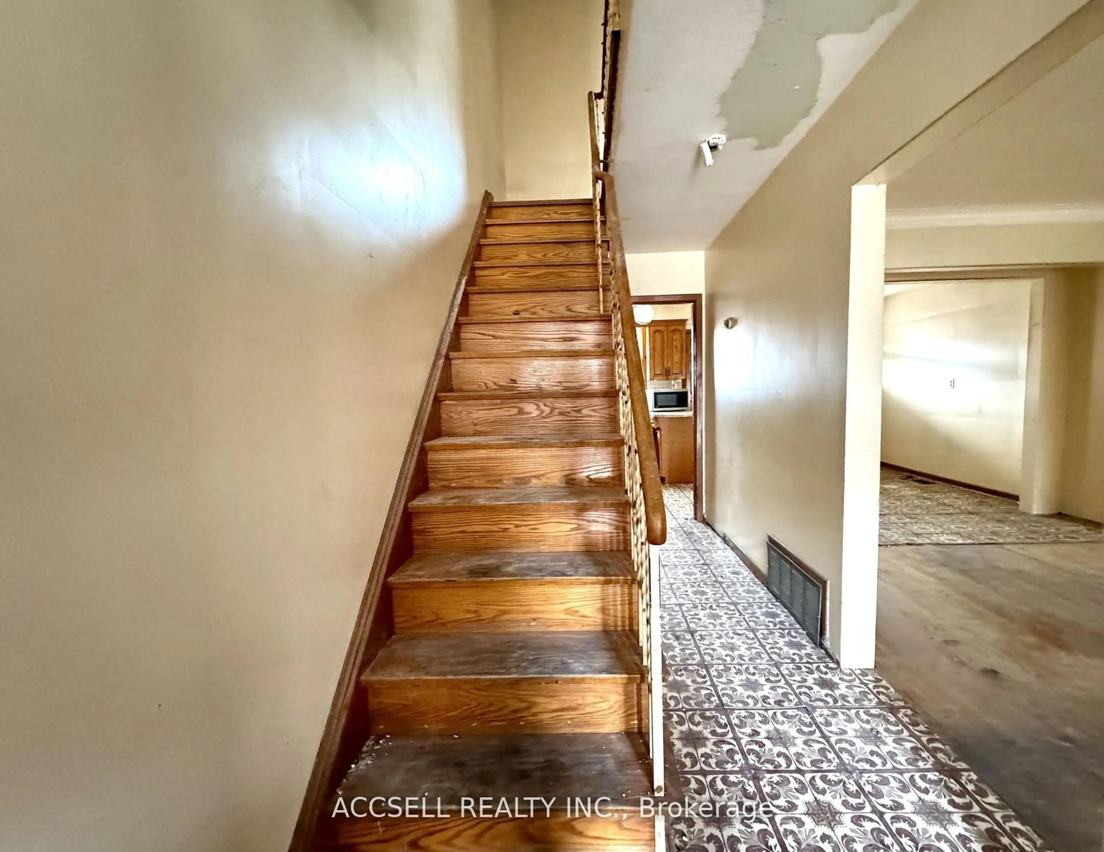 Stairs for 684 Manning Ave, Toronto Ontario M6G 2W4