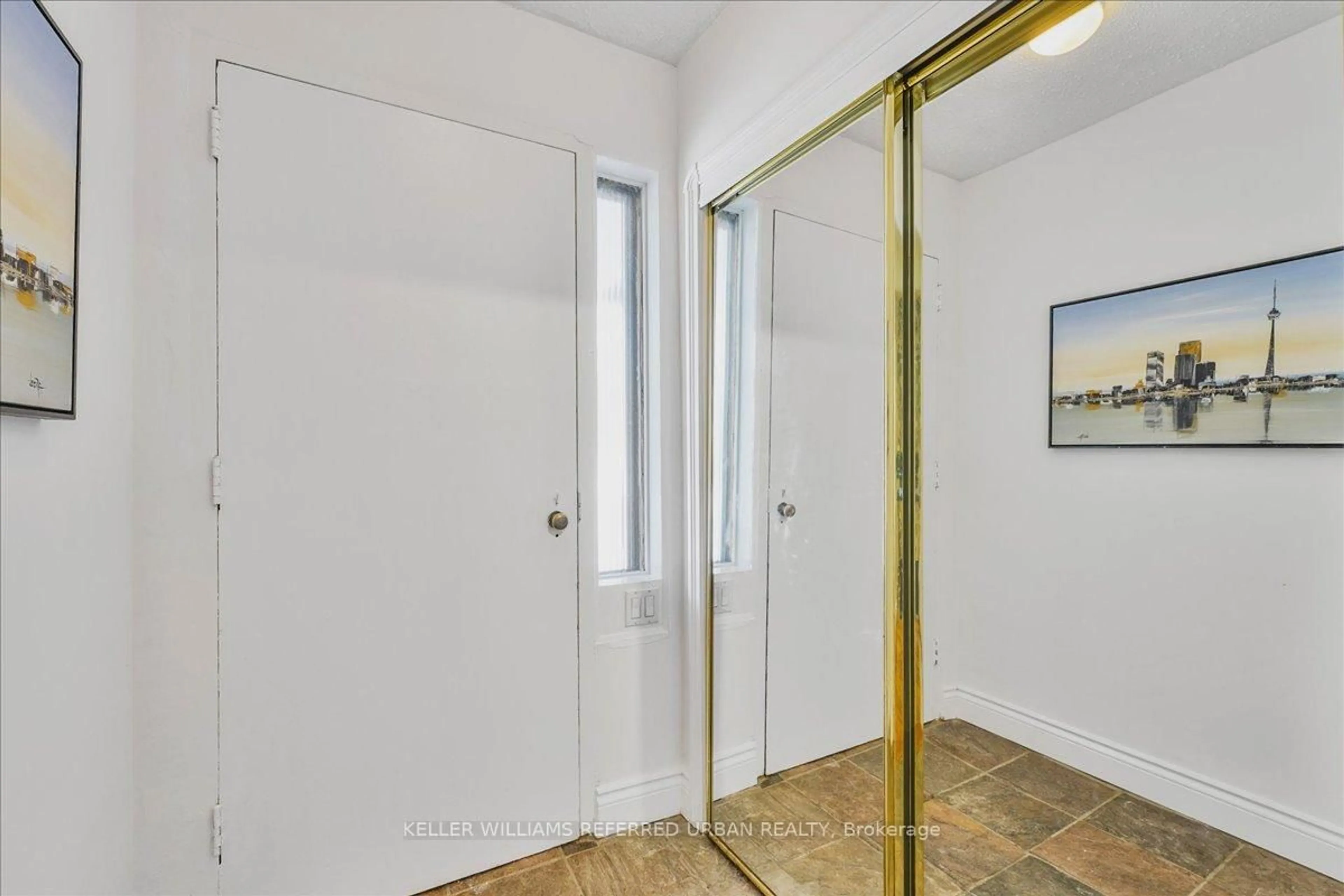 Indoor entryway for 225 Glendora Ave, Toronto Ontario M2N 2W6