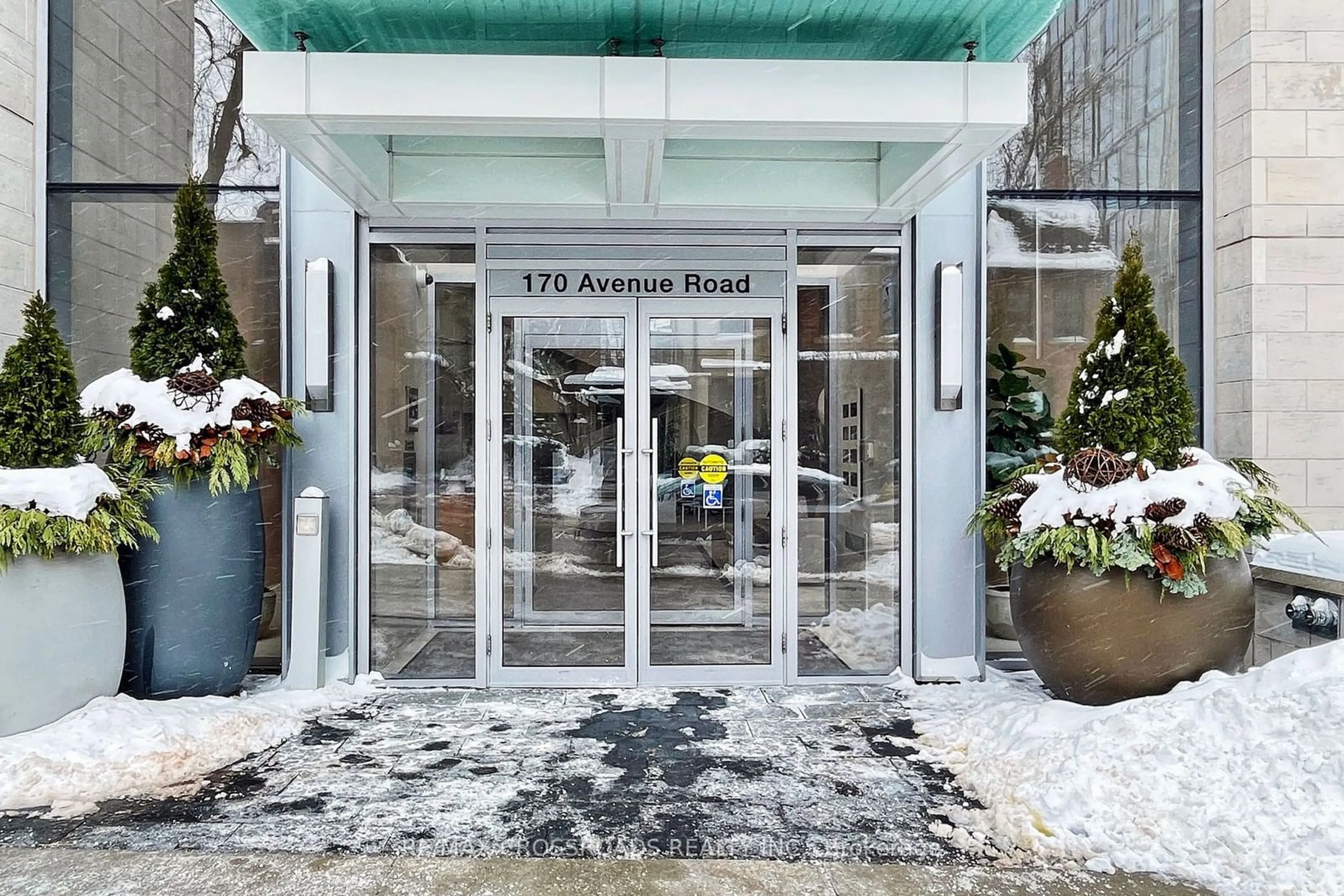 Indoor foyer for 170 Avenue Rd #306, Toronto Ontario M5R 0A4