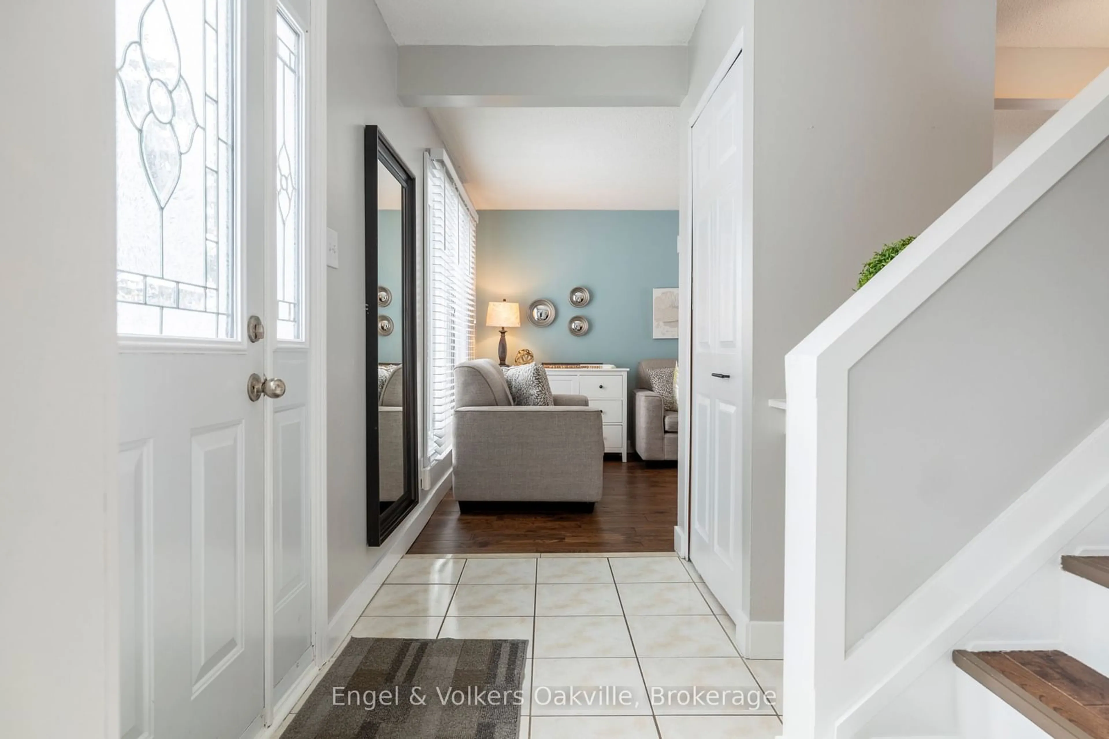 Indoor entryway for 1 Geraldine Crt, Brampton Ontario L6S 2J5