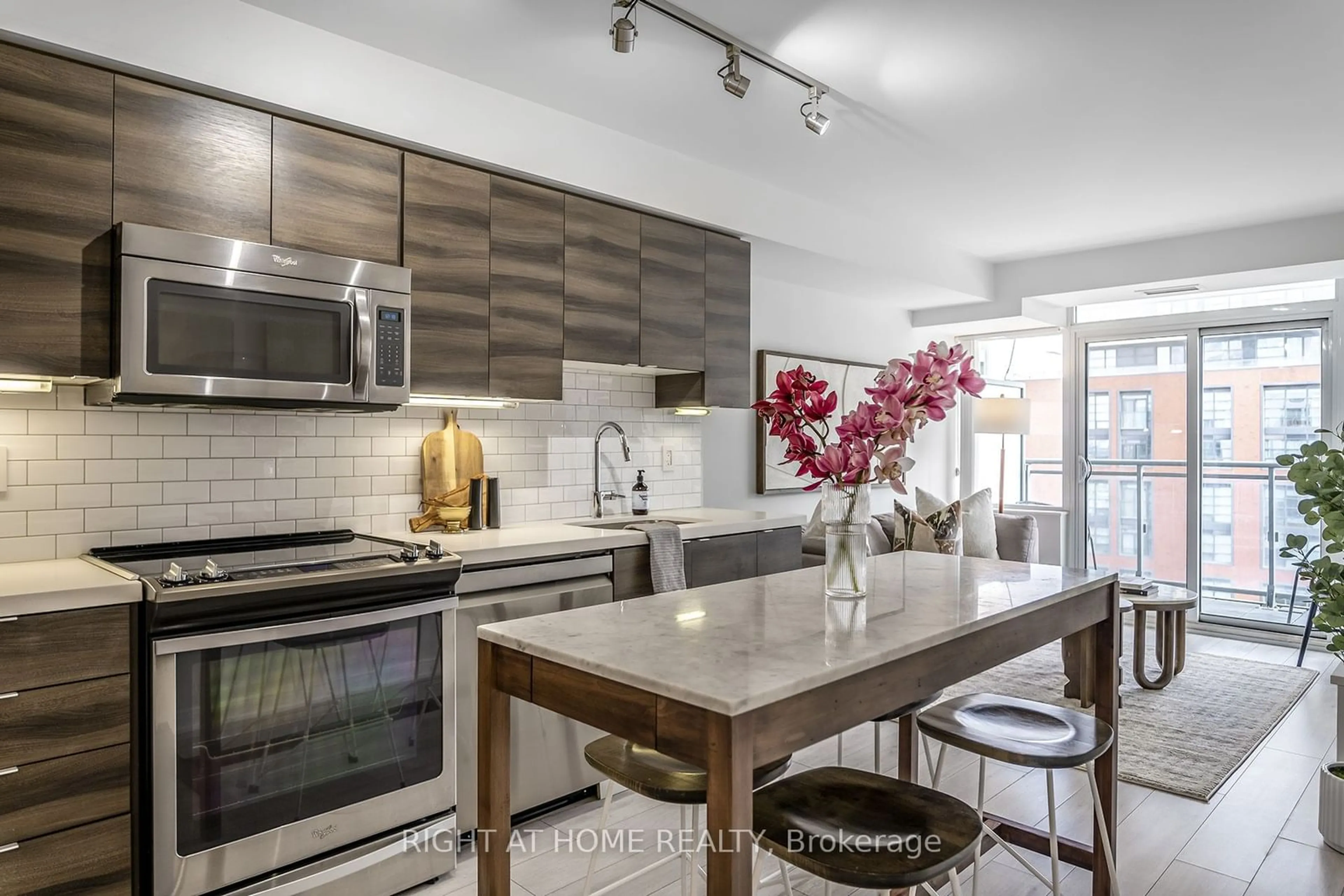 Open concept kitchen, ceramic/tile floor for 525 Adelaide St #1622, Toronto Ontario M5V 0N7