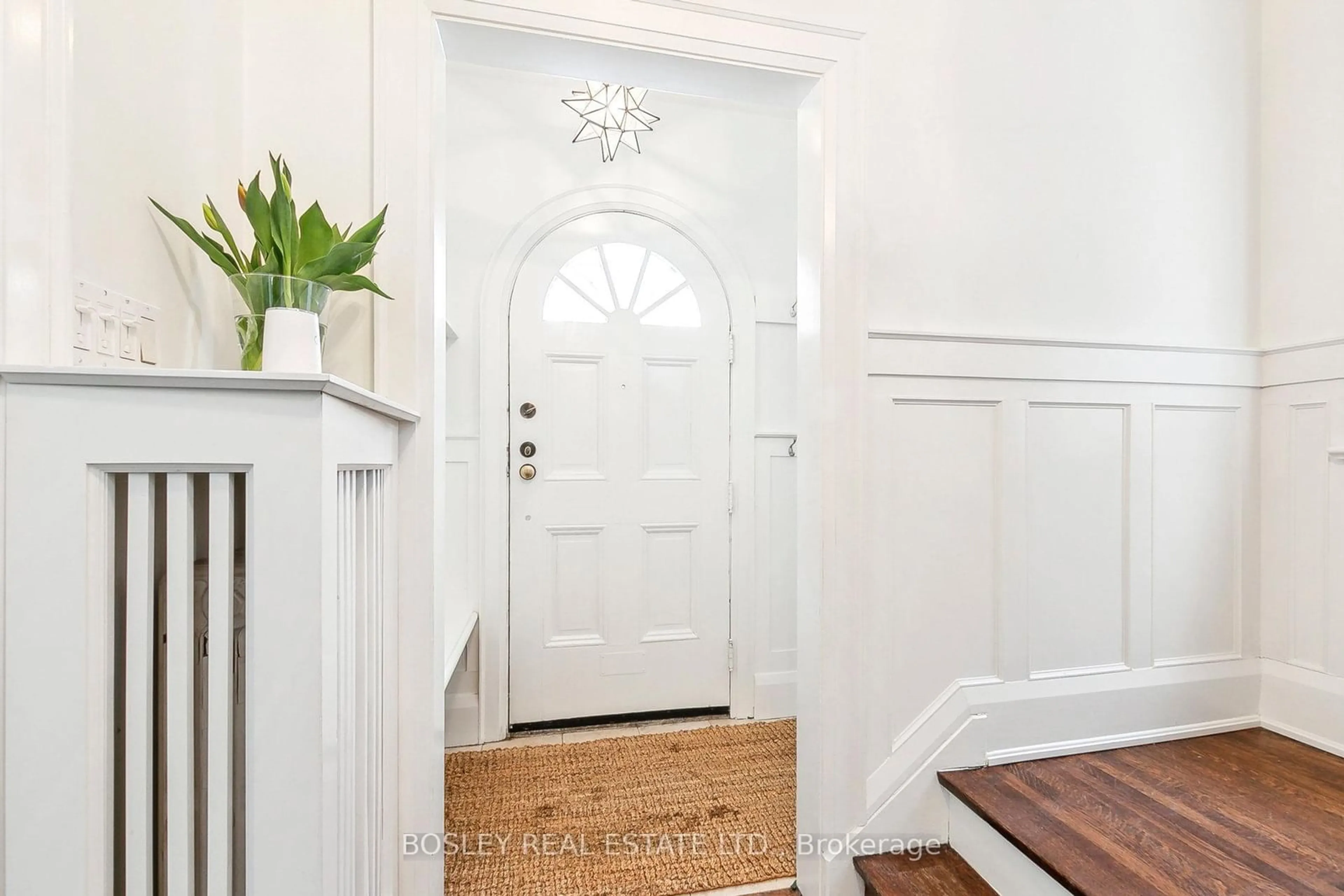 Indoor entryway for 352 Inglewood Dr, Toronto Ontario M4T 1J6