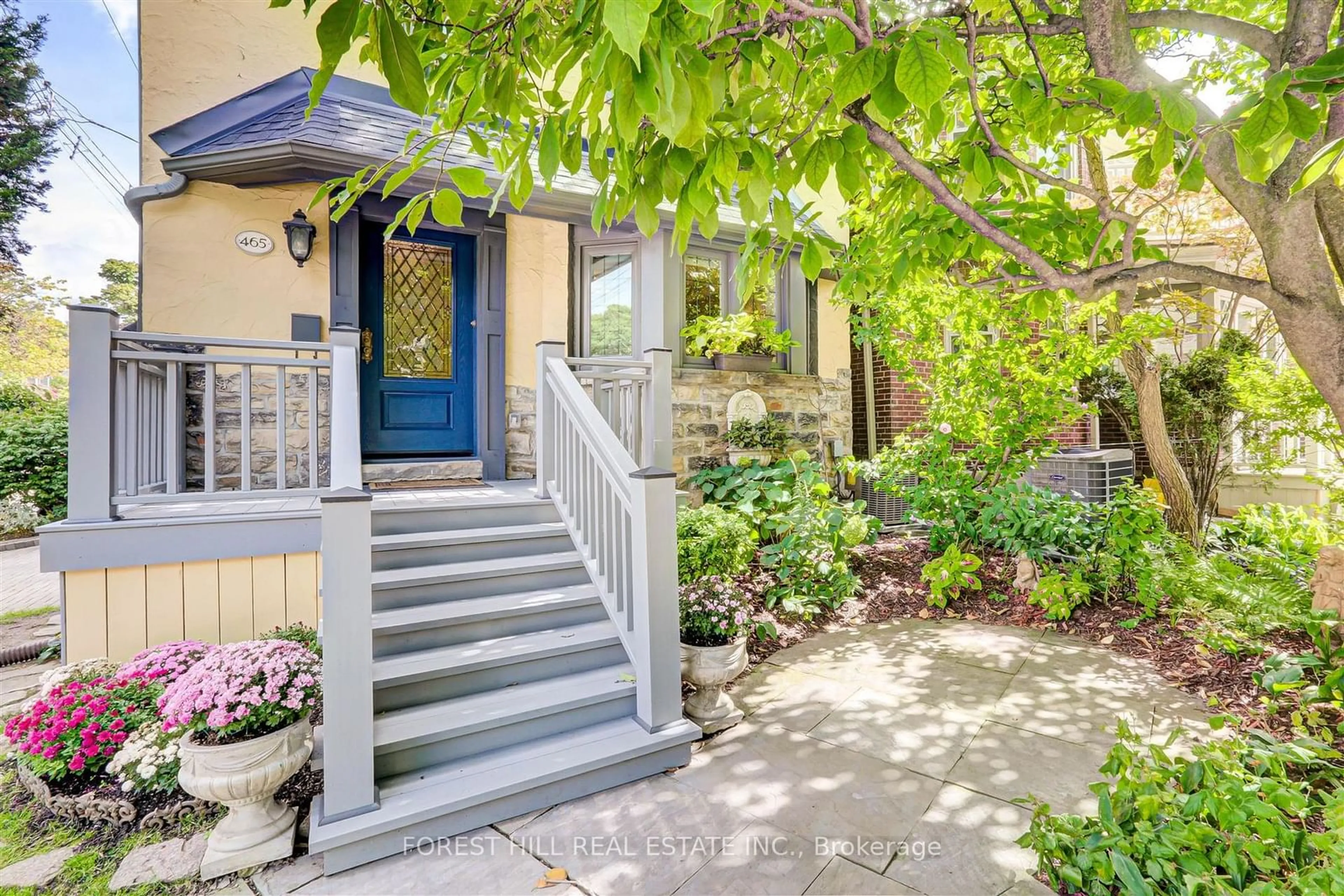 Indoor entryway for 465 Spadina Rd, Toronto Ontario M5P 2W5