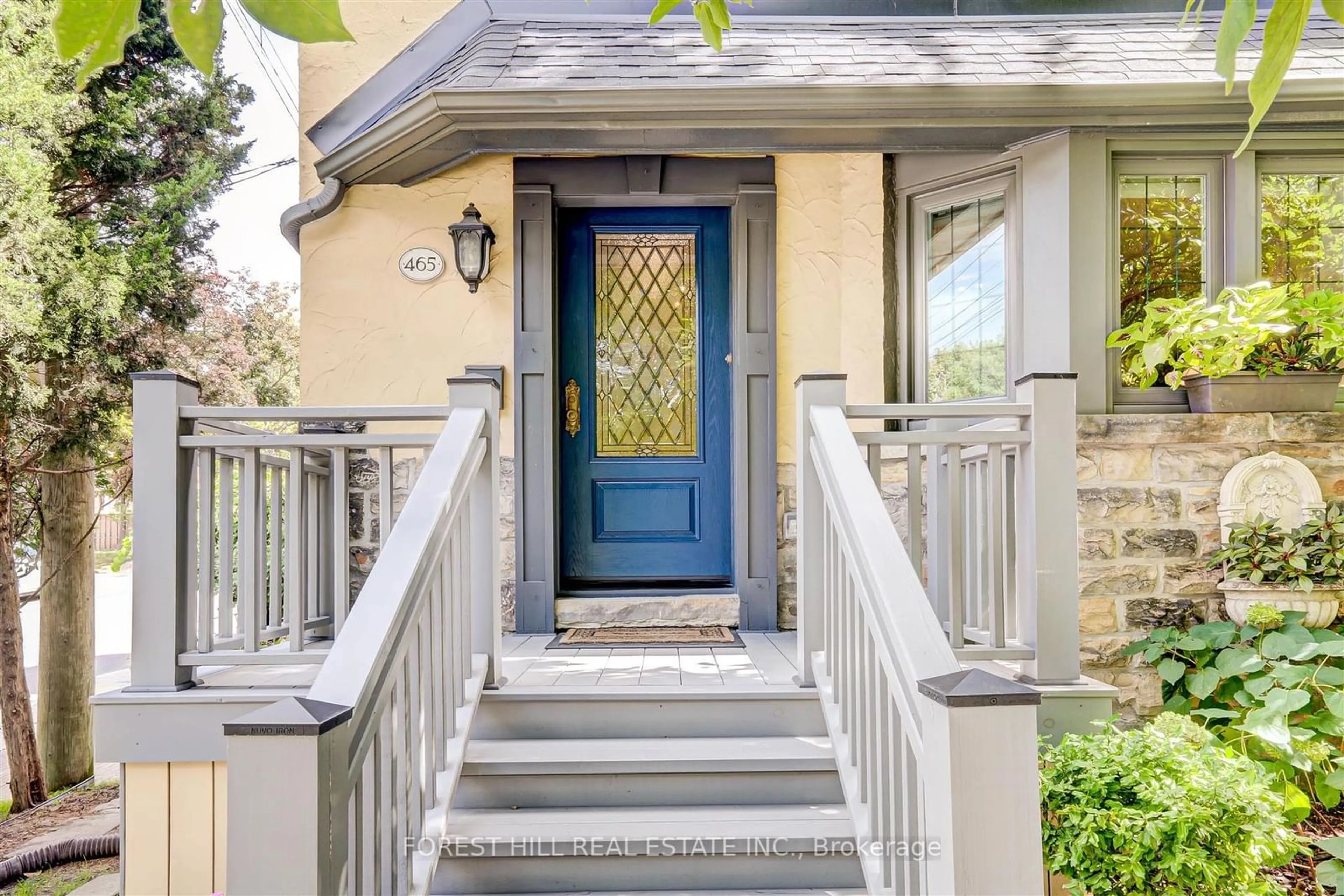 Indoor entryway for 465 Spadina Rd, Toronto Ontario M5P 2W5