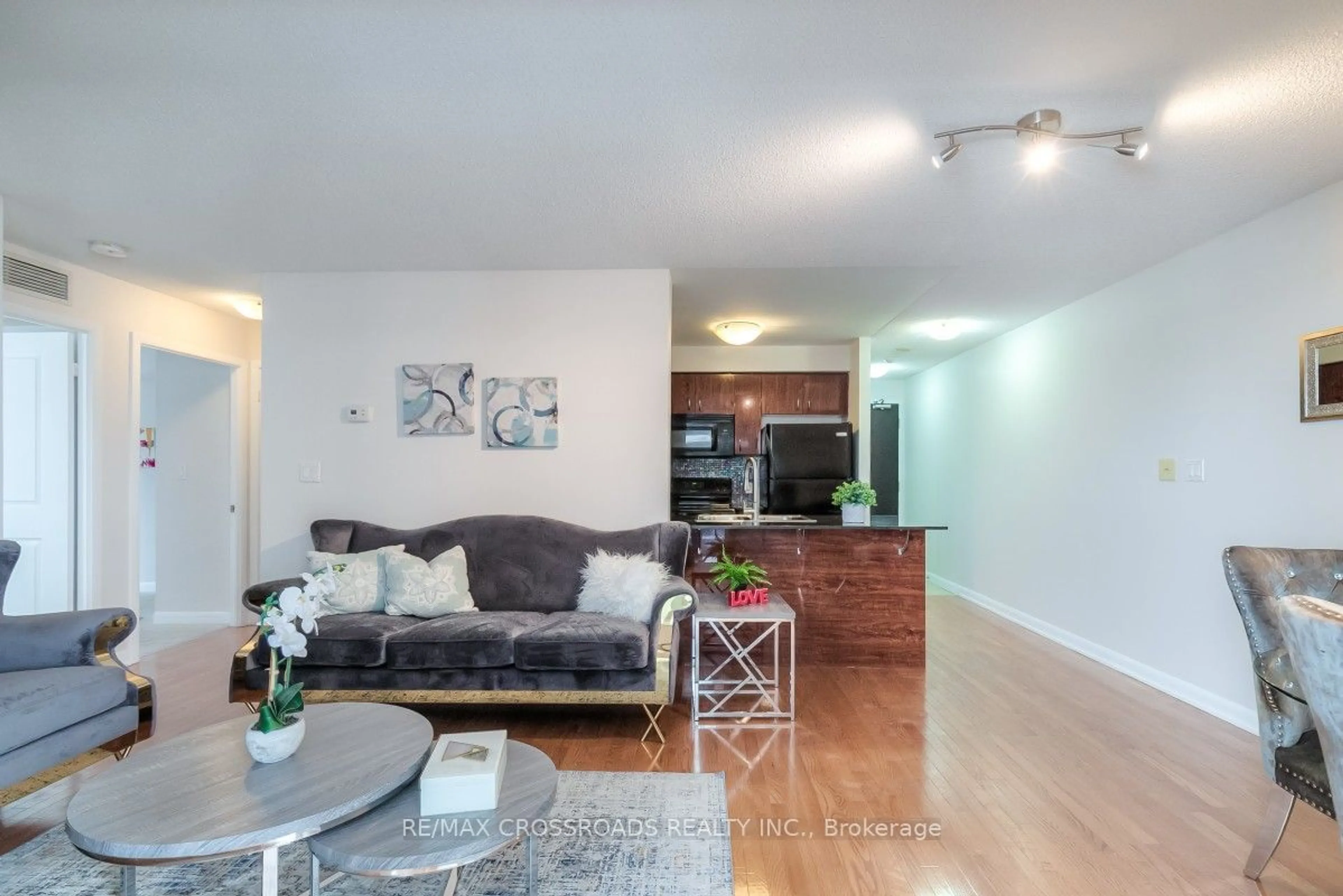 Living room with furniture, wood/laminate floor for 5791 Yonge St #907, Toronto Ontario M2M 0A8