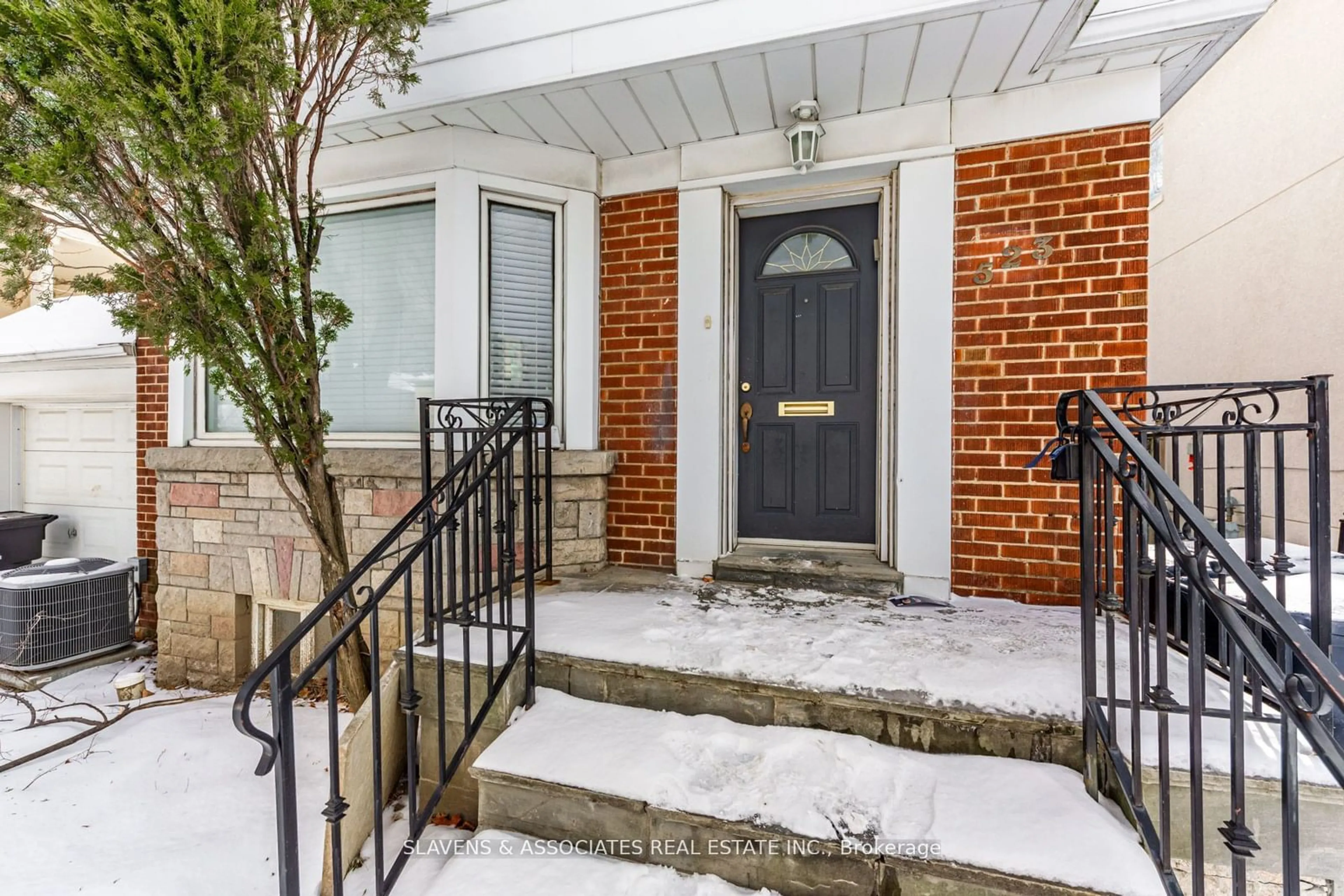 Indoor entryway for 523 Glengarry Ave, Toronto Ontario M5M 1G2