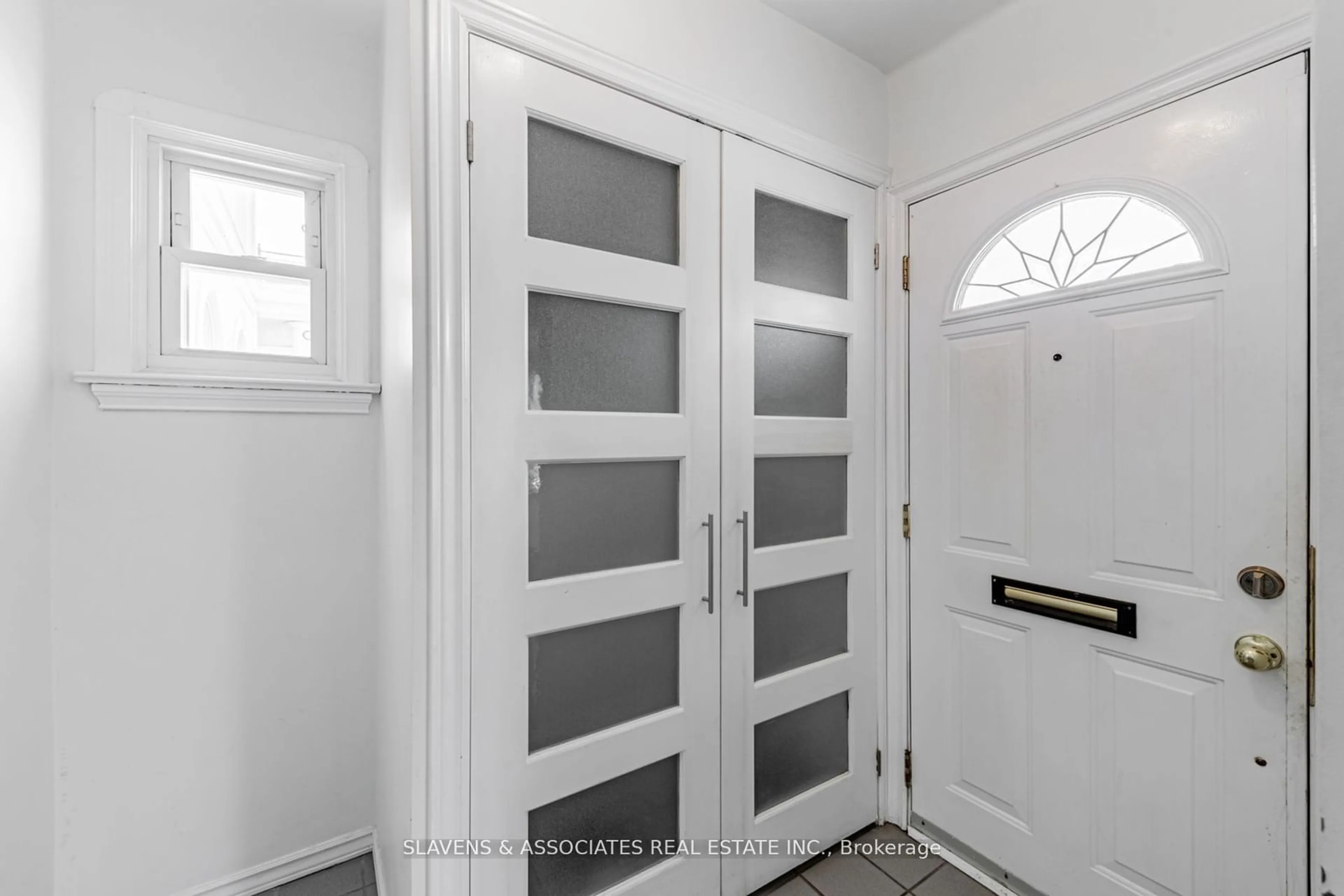 Indoor entryway for 523 Glengarry Ave, Toronto Ontario M5M 1G2