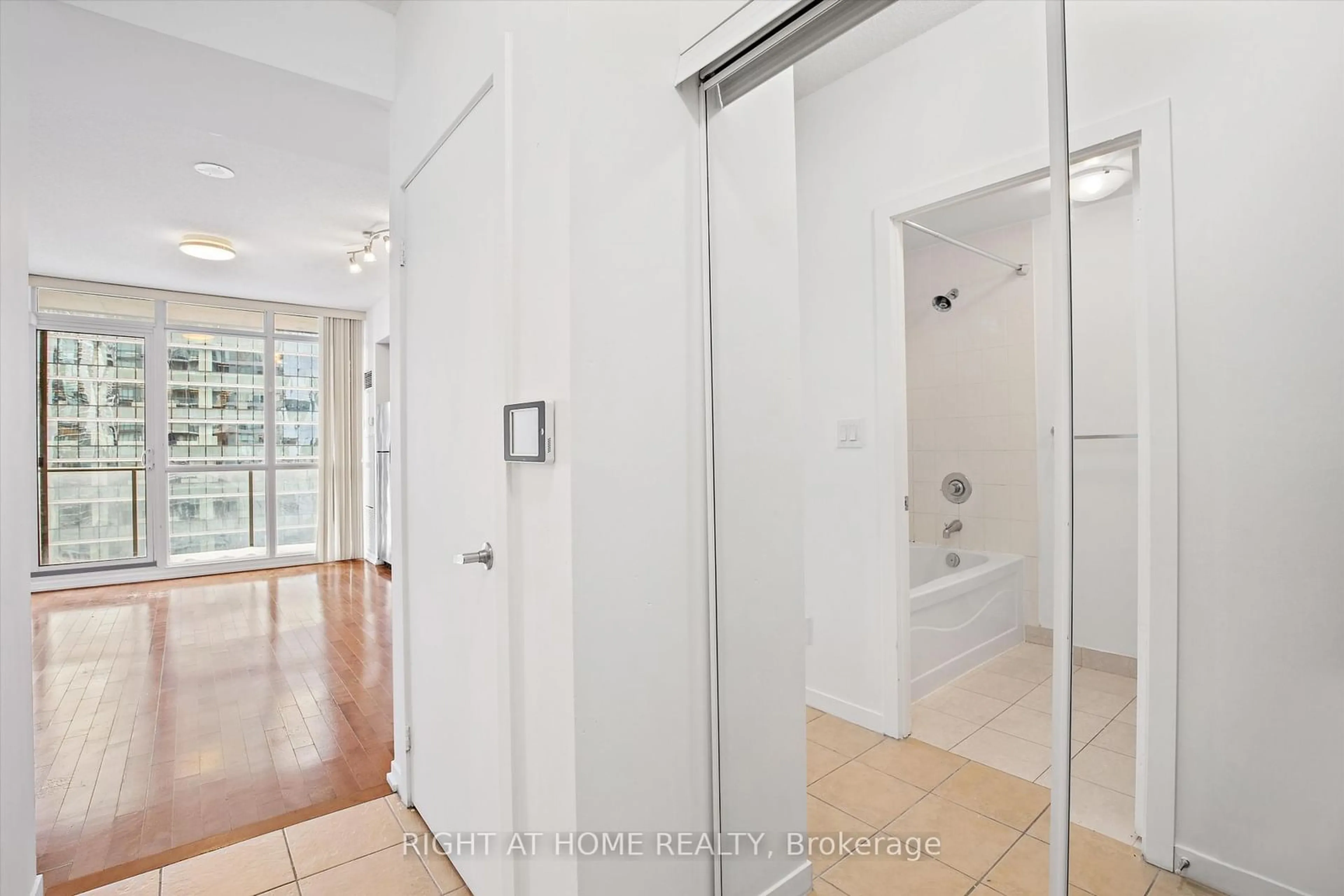 Indoor foyer for 65 Bremner Blvd #2403, Toronto Ontario M5J 0A7