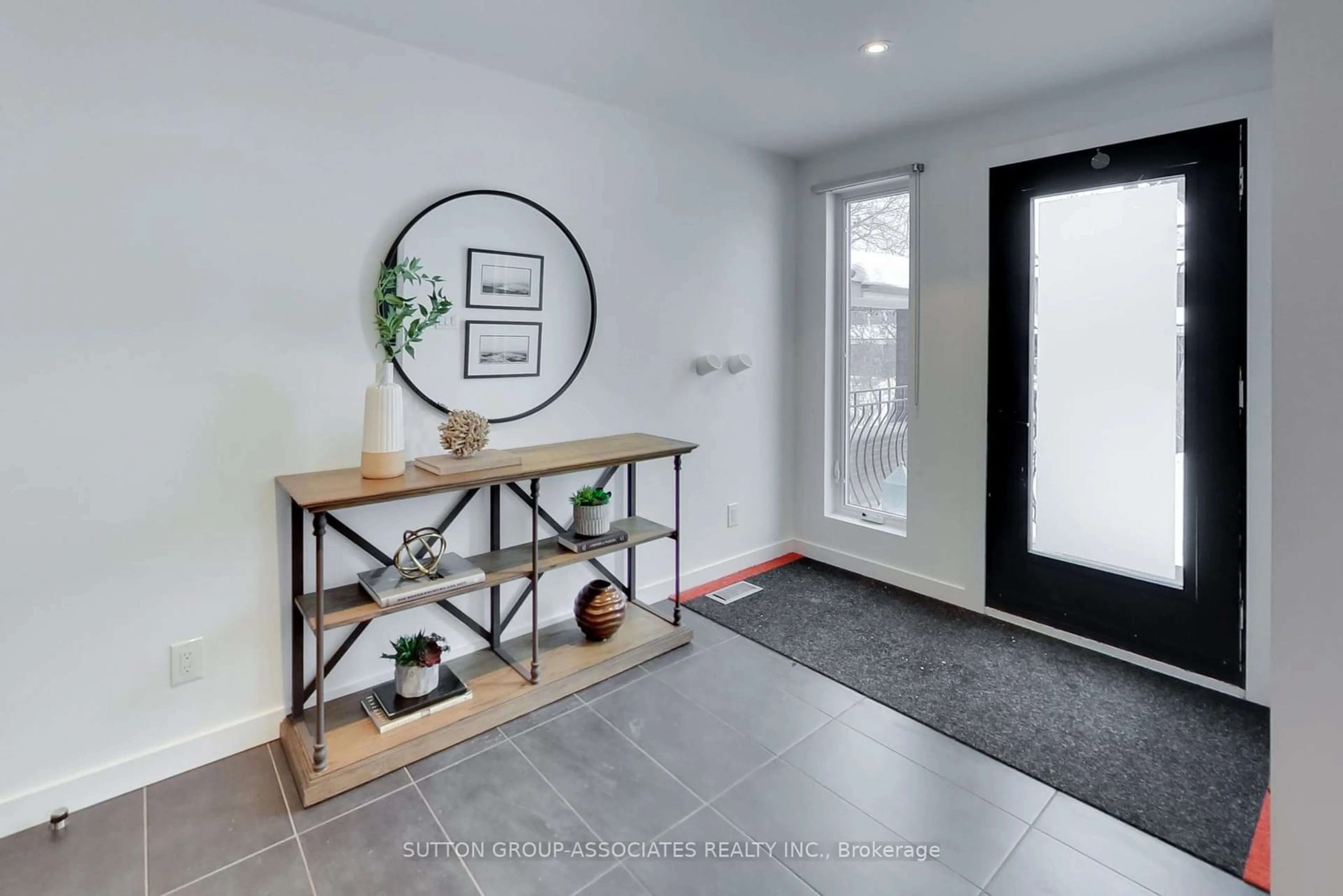 Indoor entryway for 595 Delaware Ave, Toronto Ontario M6H 2B4