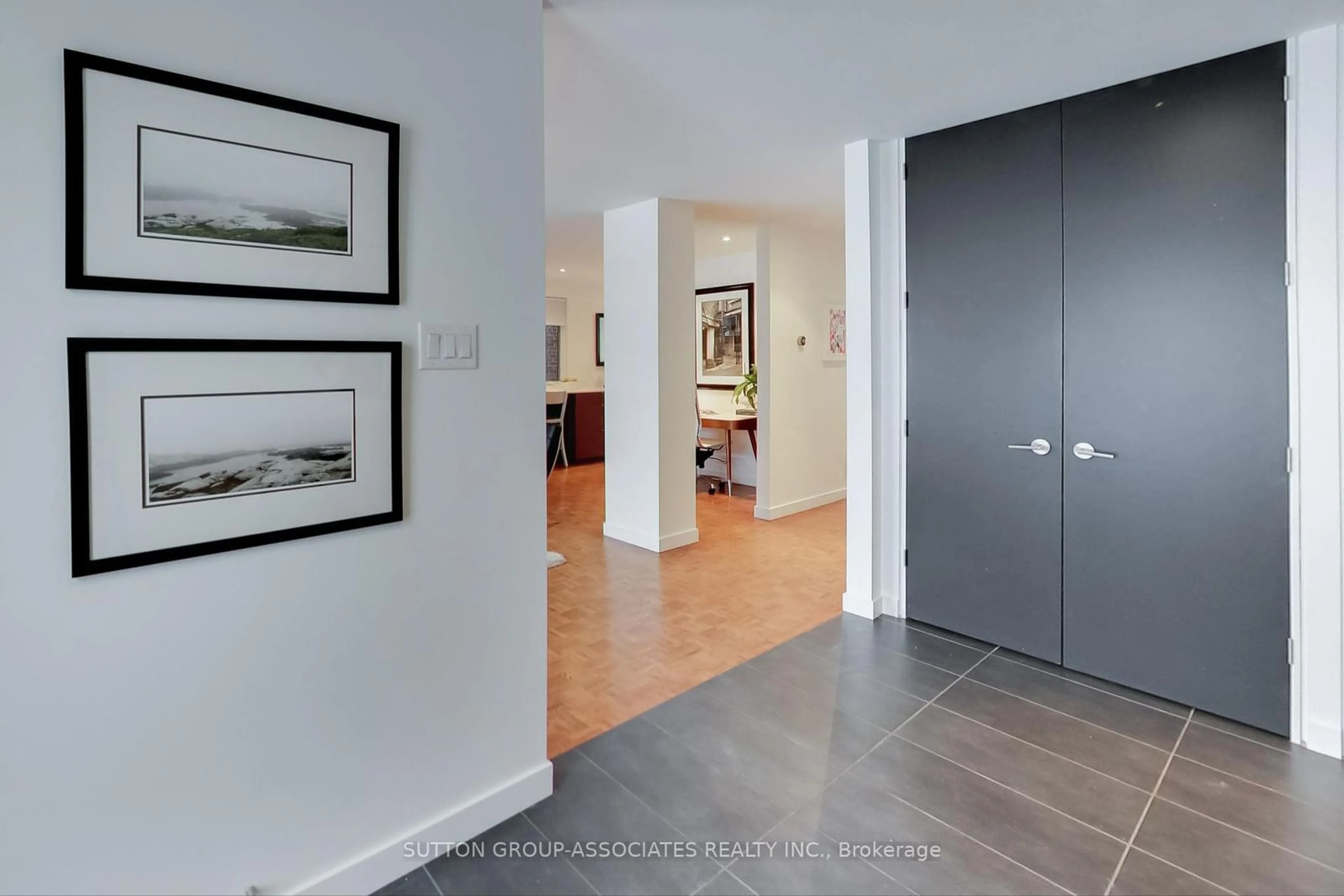 Indoor entryway for 595 Delaware Ave, Toronto Ontario M6H 2B4