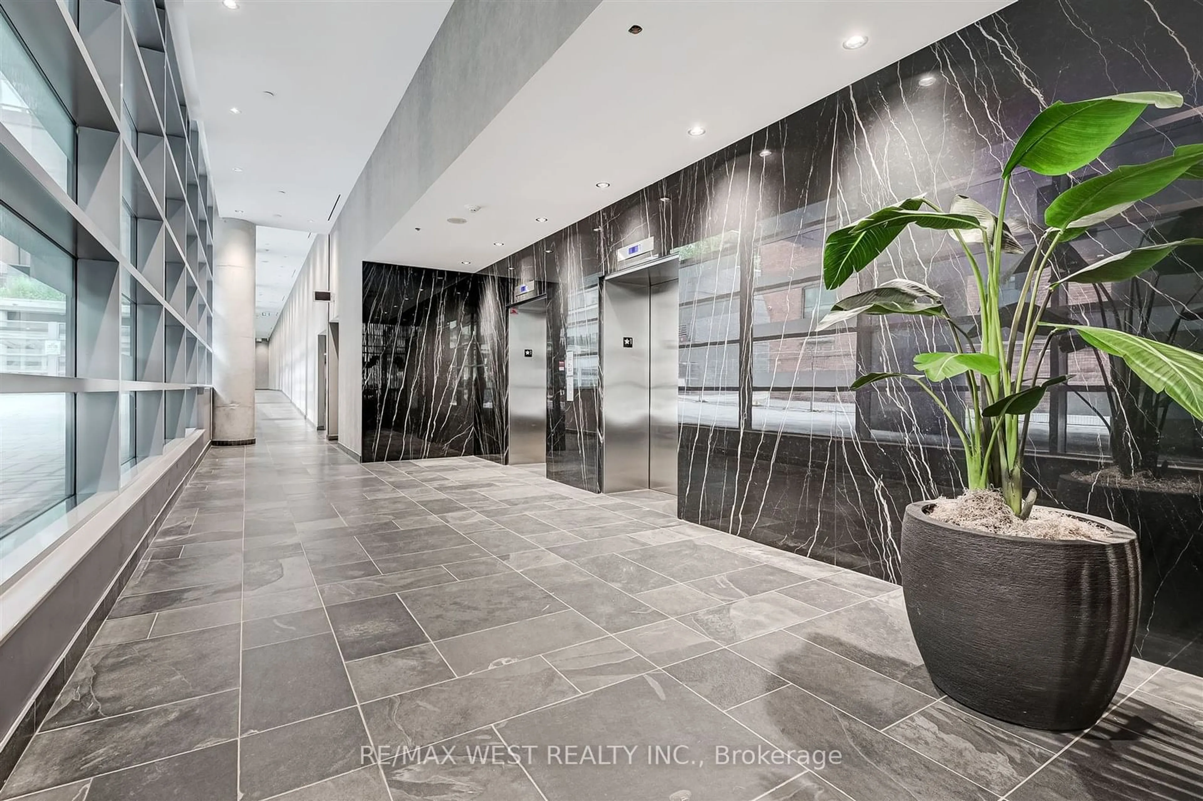 Indoor foyer for 650 King St #409, Toronto Ontario M5V 1M7