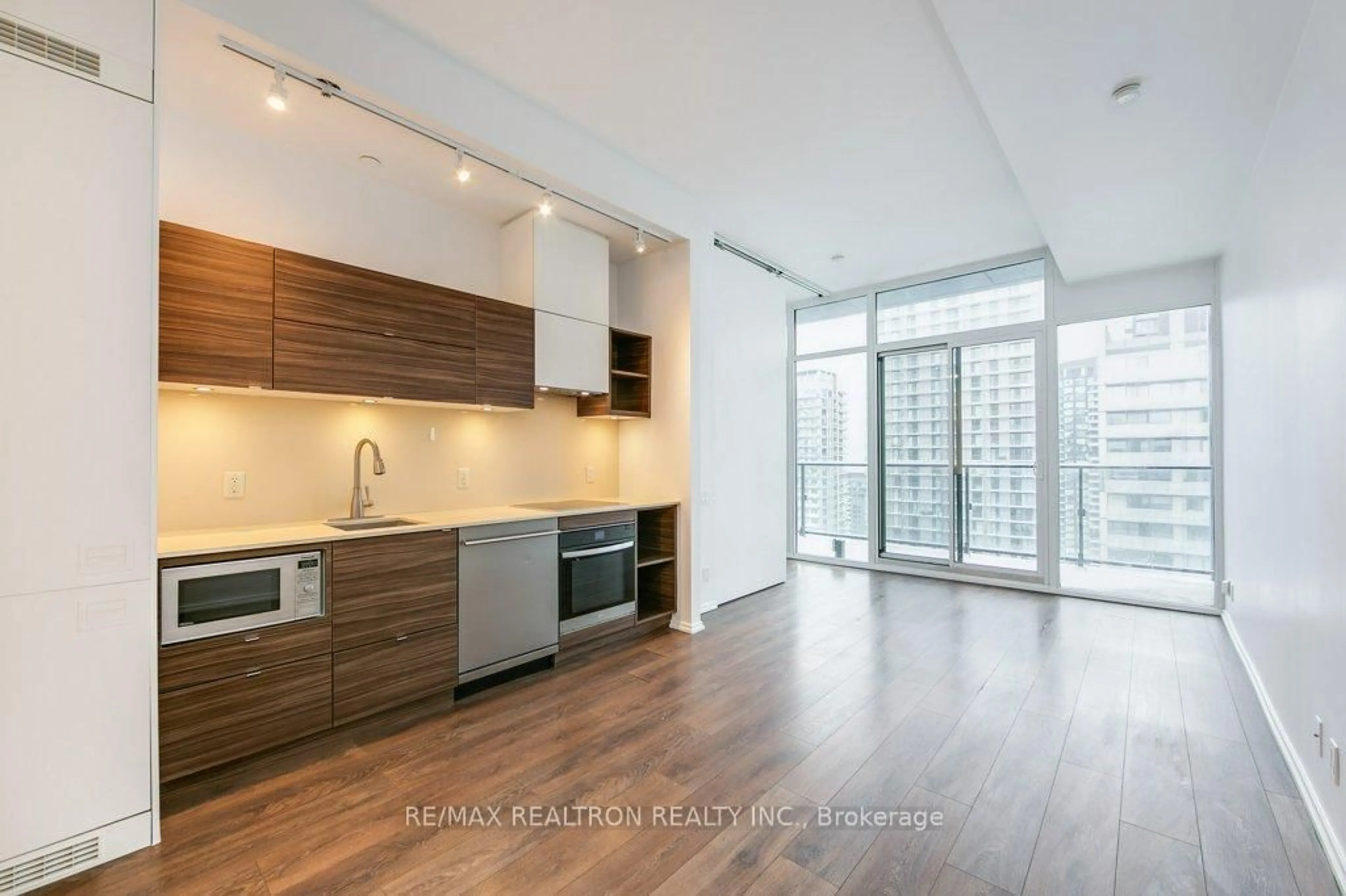 Open concept kitchen, wood/laminate floor for 125 Peter St #3610, Toronto Ontario M5V 0M2