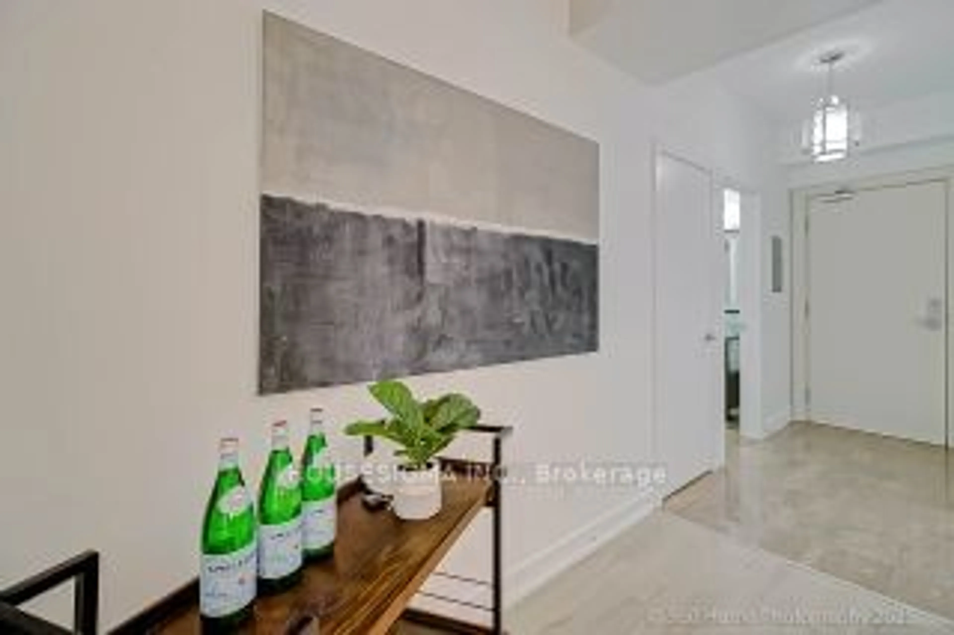 Indoor entryway for 438 King St #512, Toronto Ontario M5V 3T9