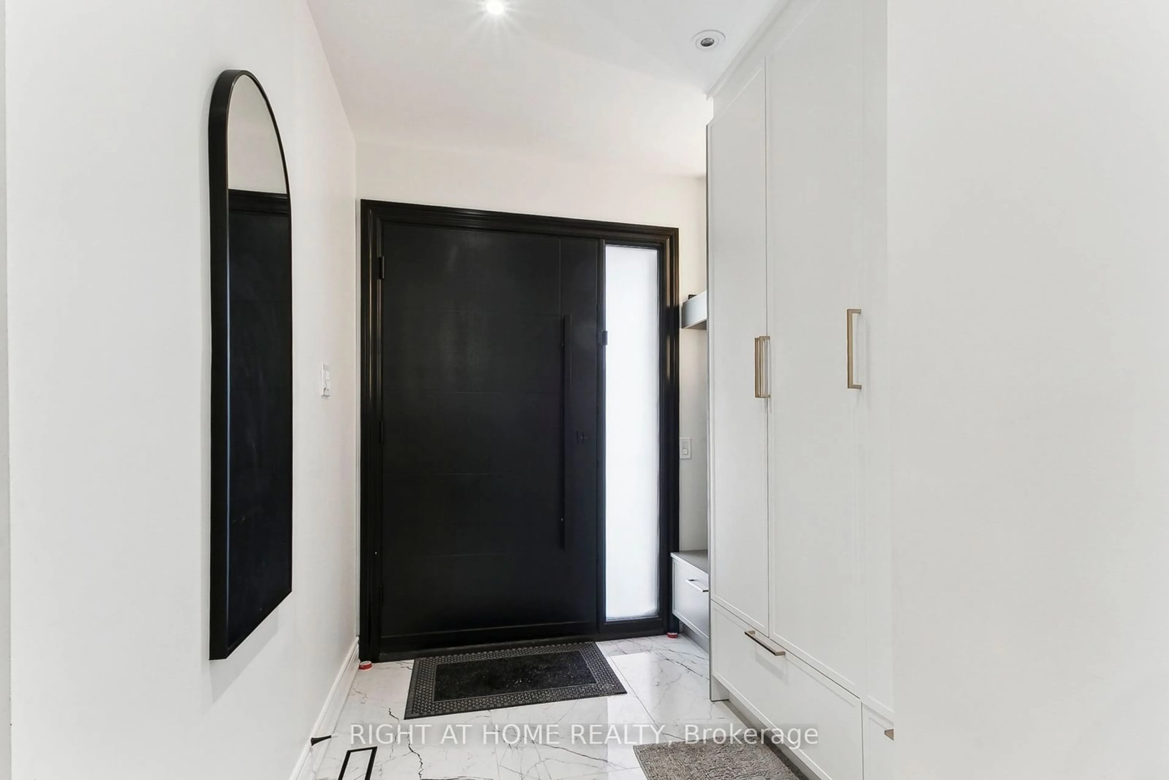 Indoor entryway for 120 Santa Barbara Rd, Toronto Ontario M2N 2C5