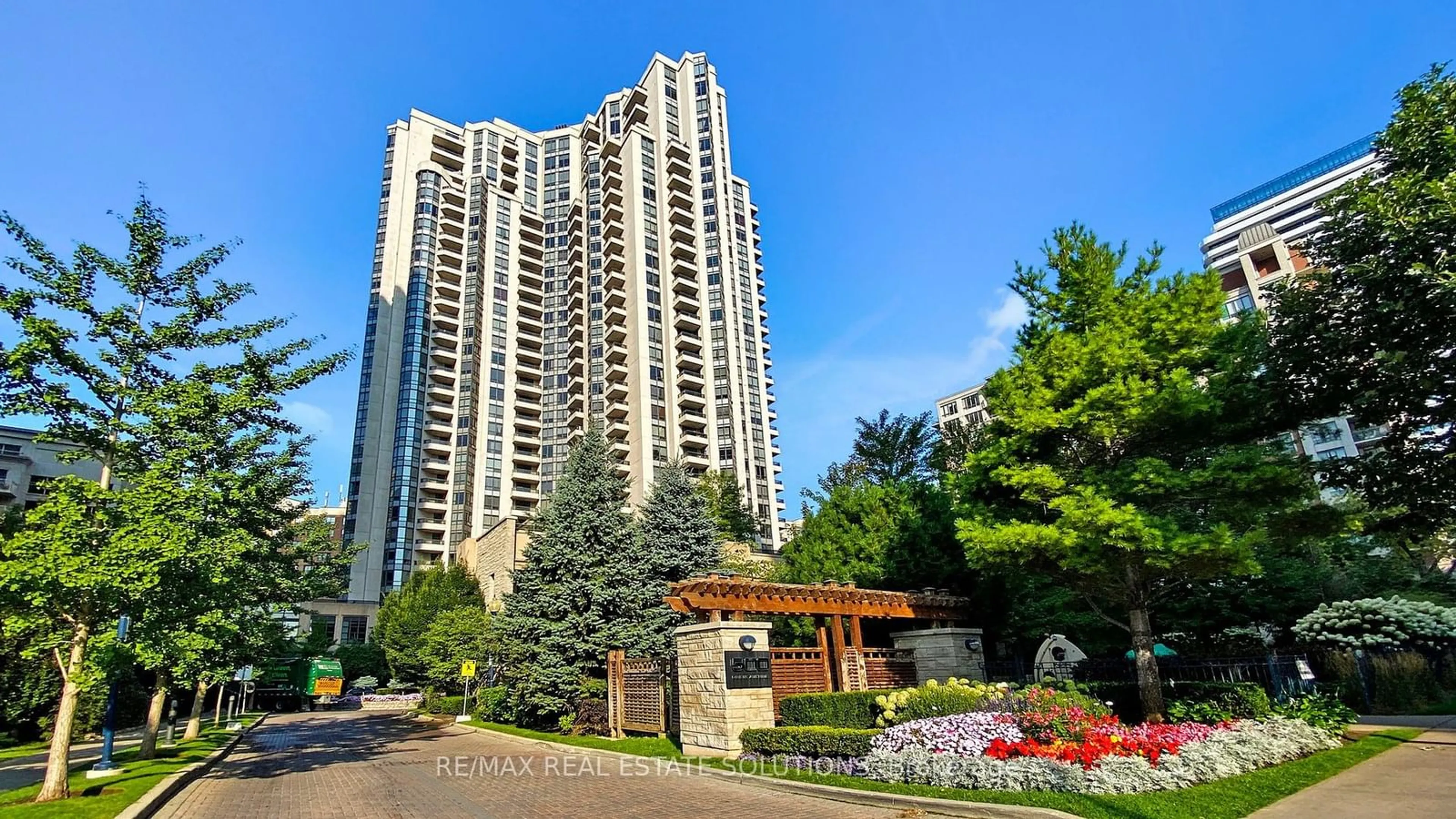 Indoor foyer for 500 Doris Ave #621, Toronto Ontario M2N 0C1