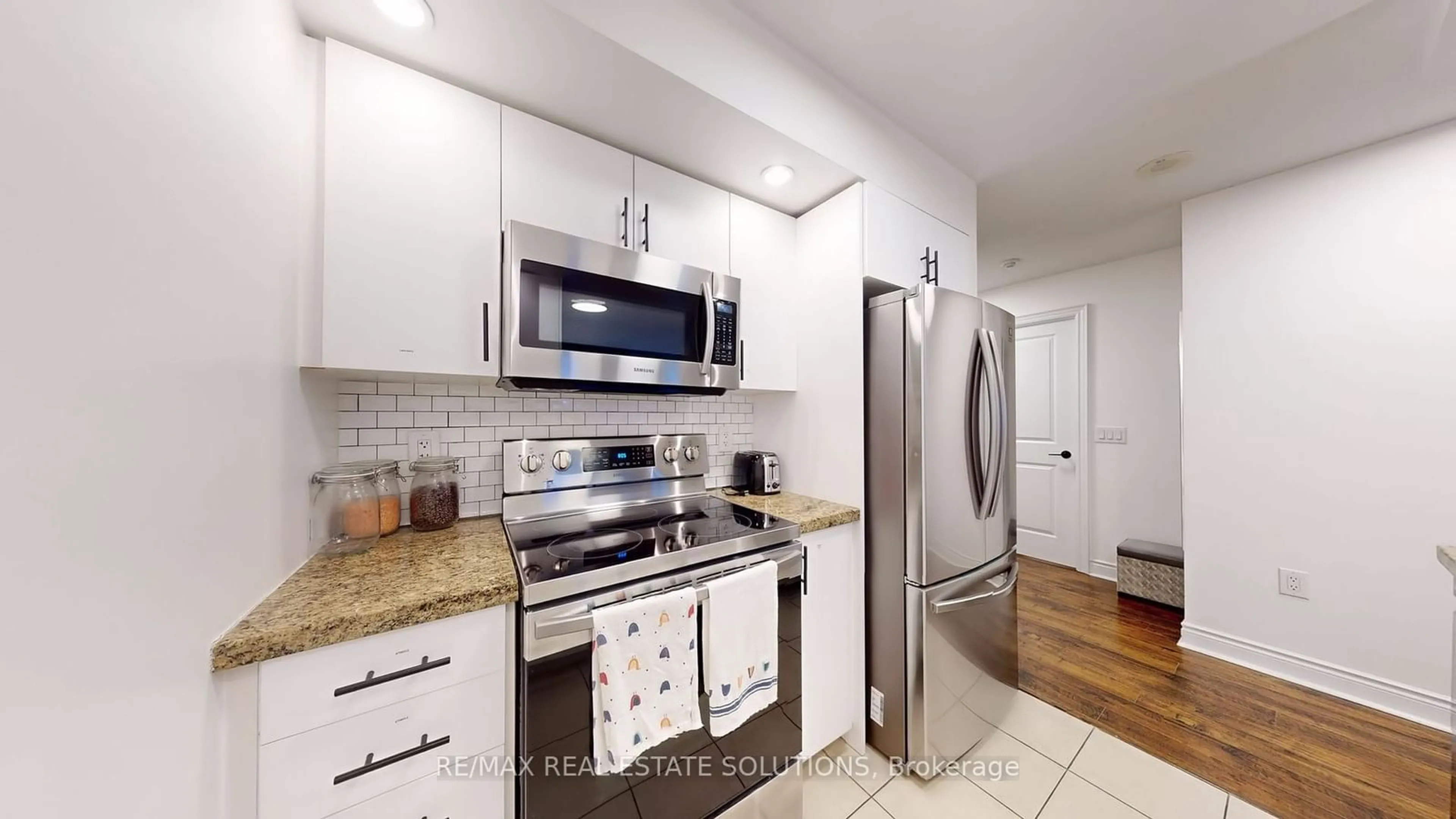 Standard kitchen, ceramic/tile floor for 500 Doris Ave #621, Toronto Ontario M2N 0C1