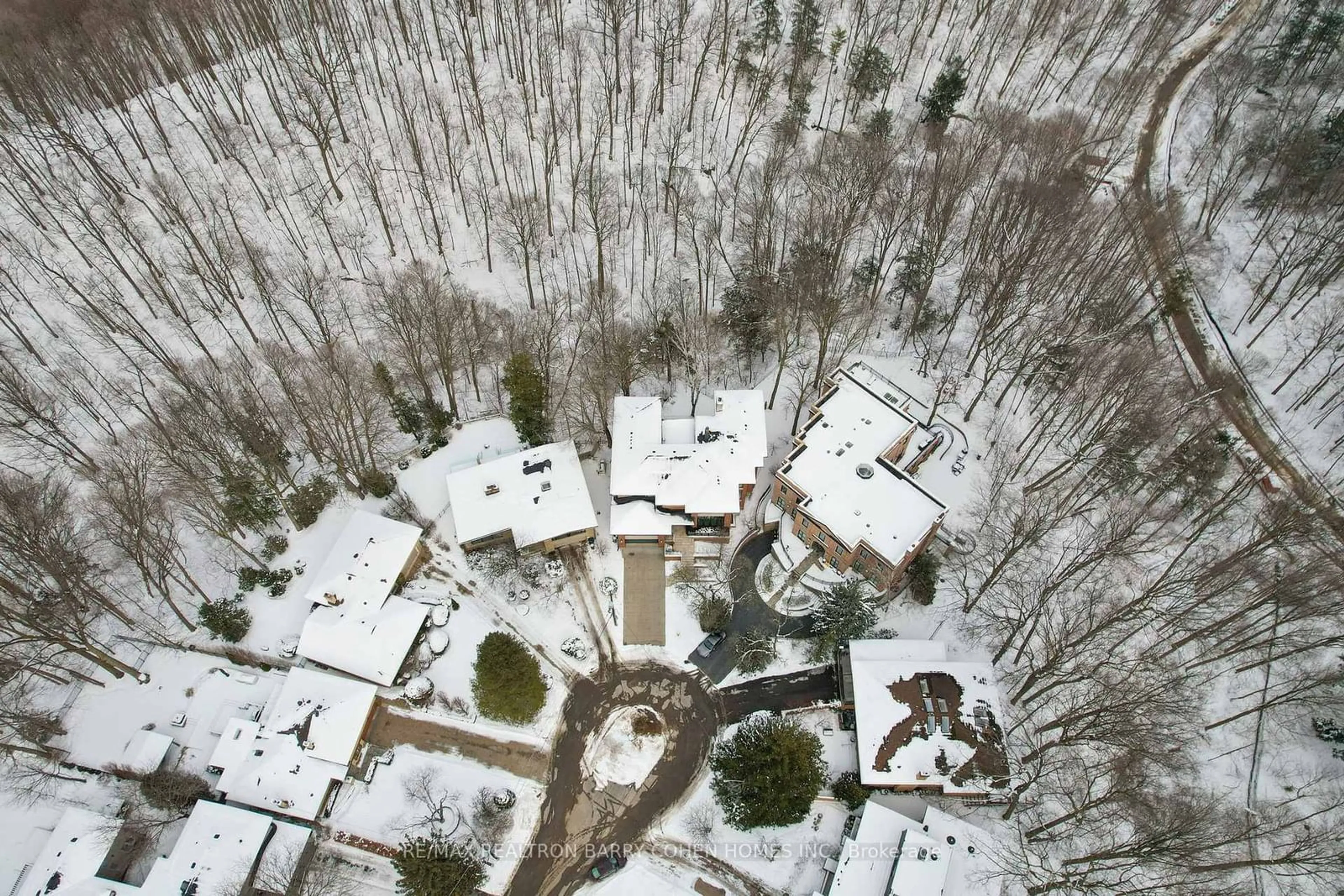 A pic from outside/outdoor area/front of a property/back of a property/a pic from drone, street for 58 Timberlane Dr, Toronto Ontario M3H 1J4