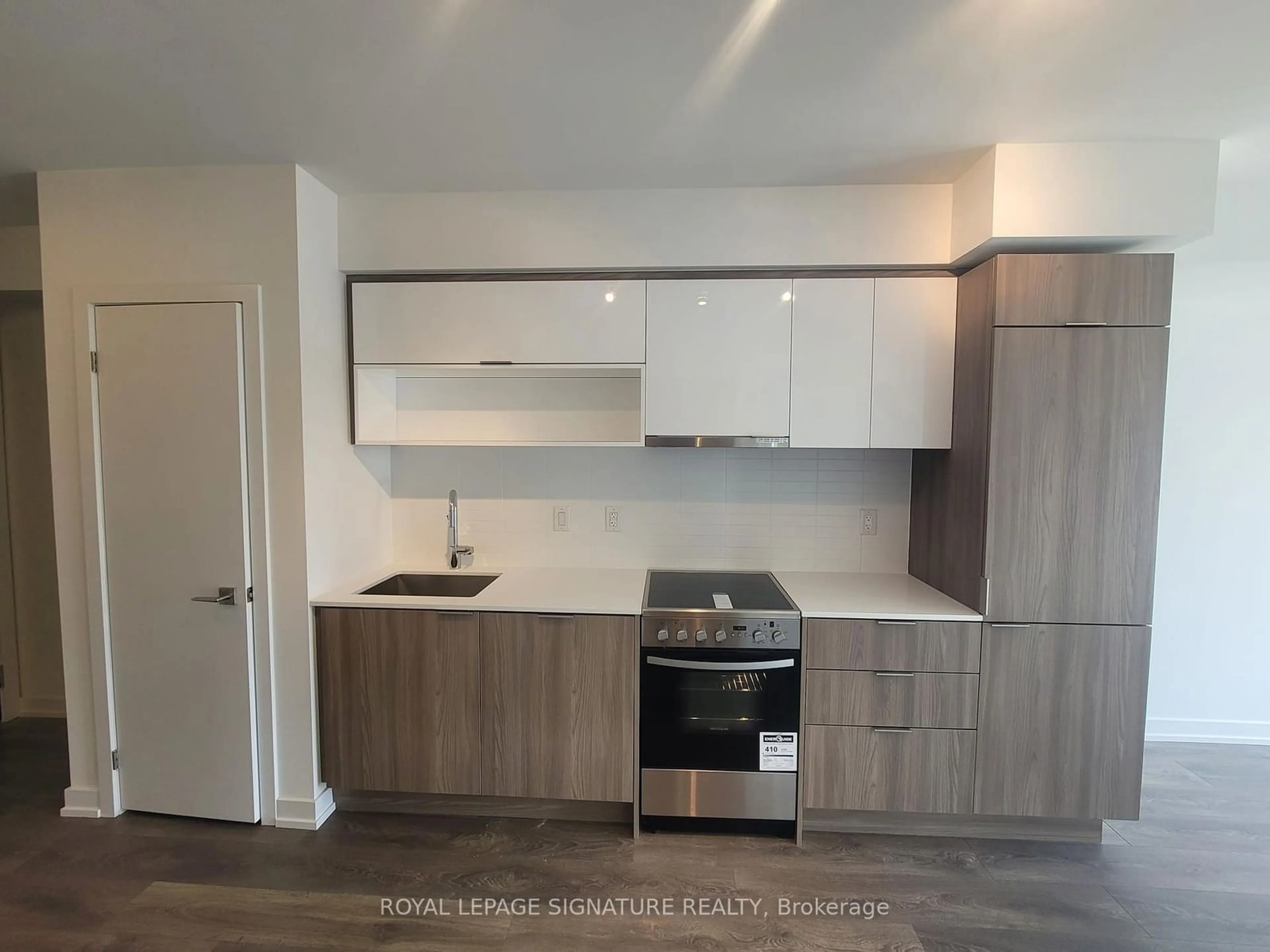 Standard kitchen, wood/laminate floor for 159 Wellesley St #1011, Toronto Ontario M4Y 0H5