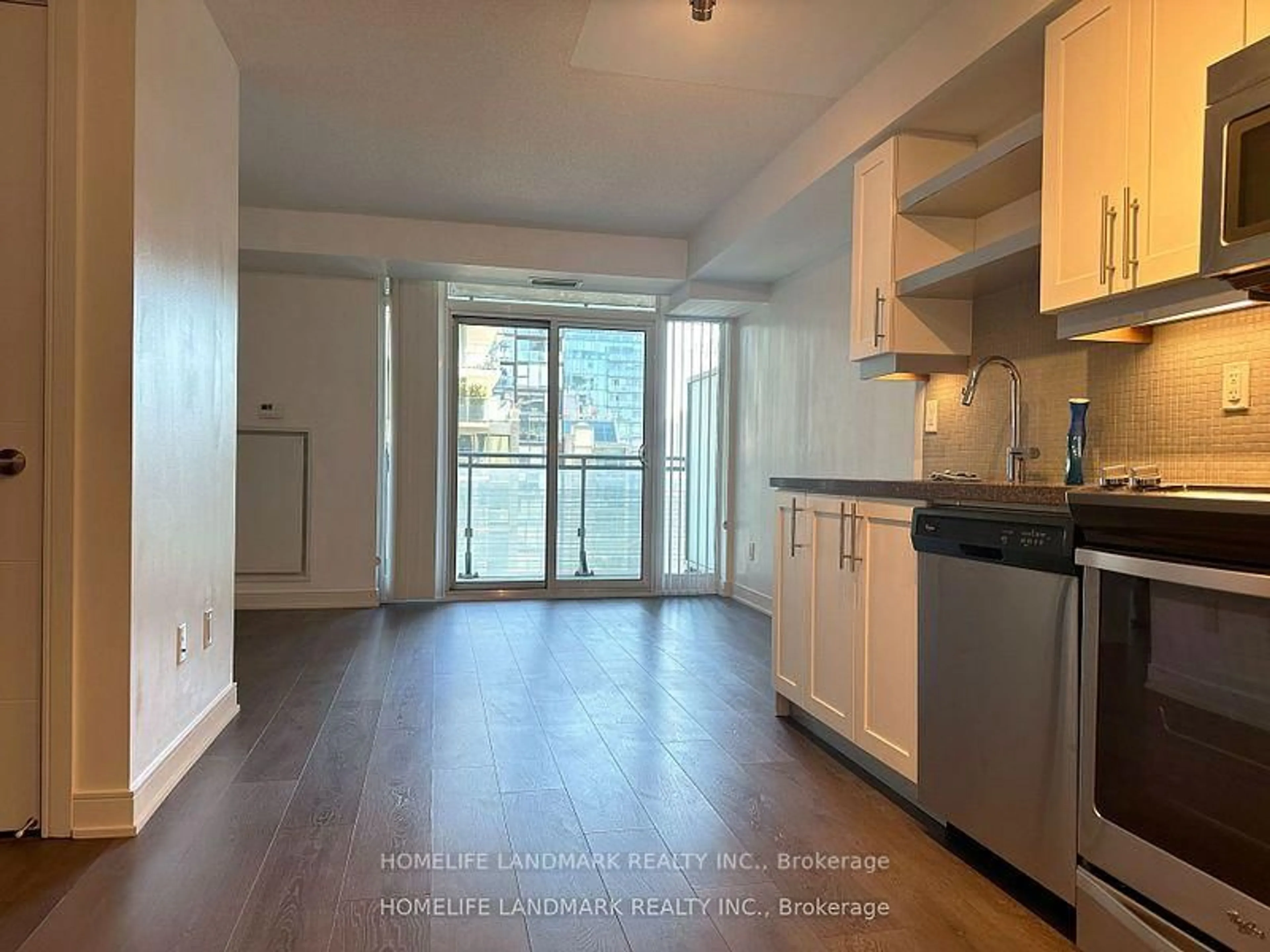 Standard kitchen, wood/laminate floor for 525 Adelaide St #728, Toronto Ontario M5V 0N7