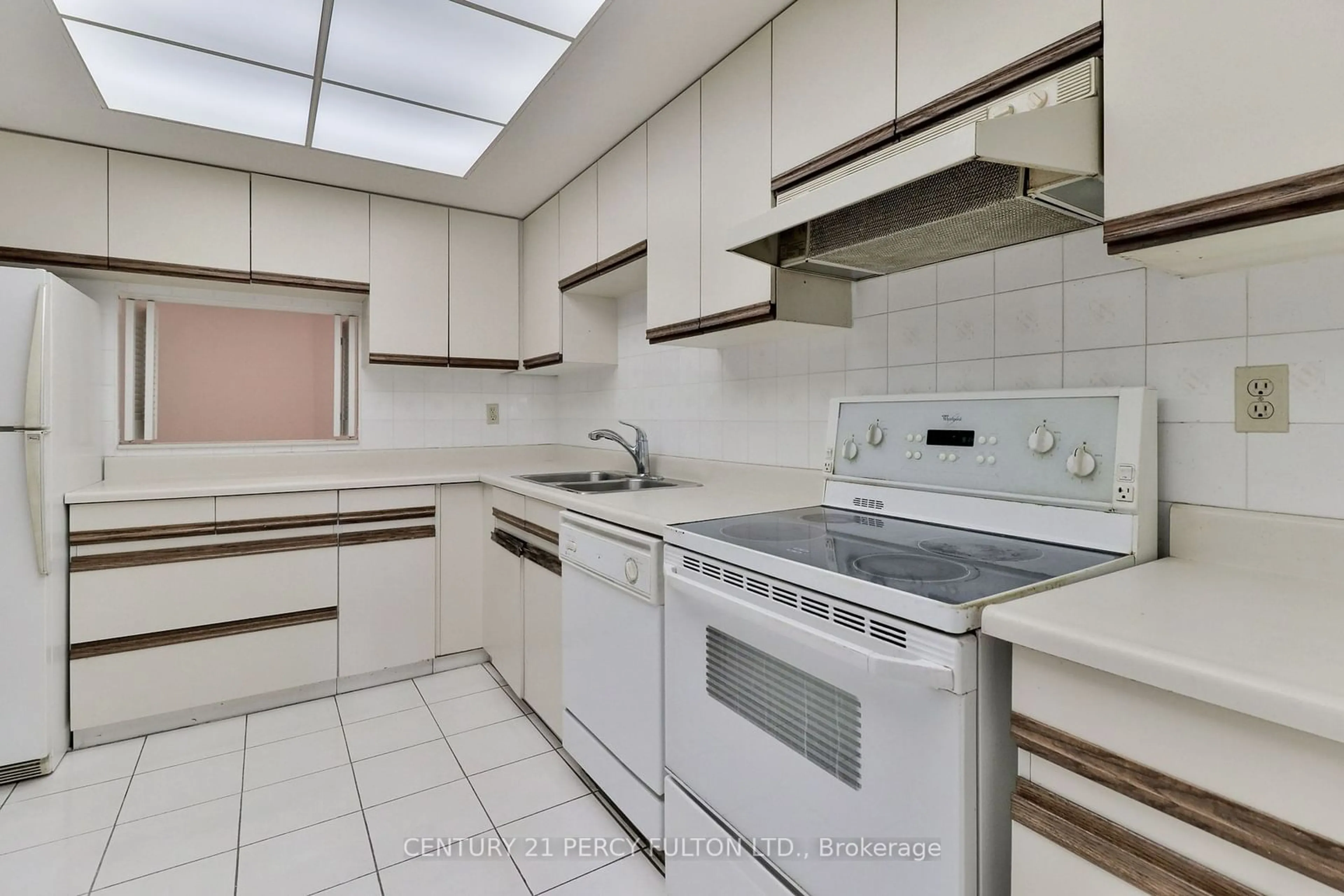 Standard kitchen, ceramic/tile floor for 131 Beecroft Rd #207, Toronto Ontario M2N 6G9