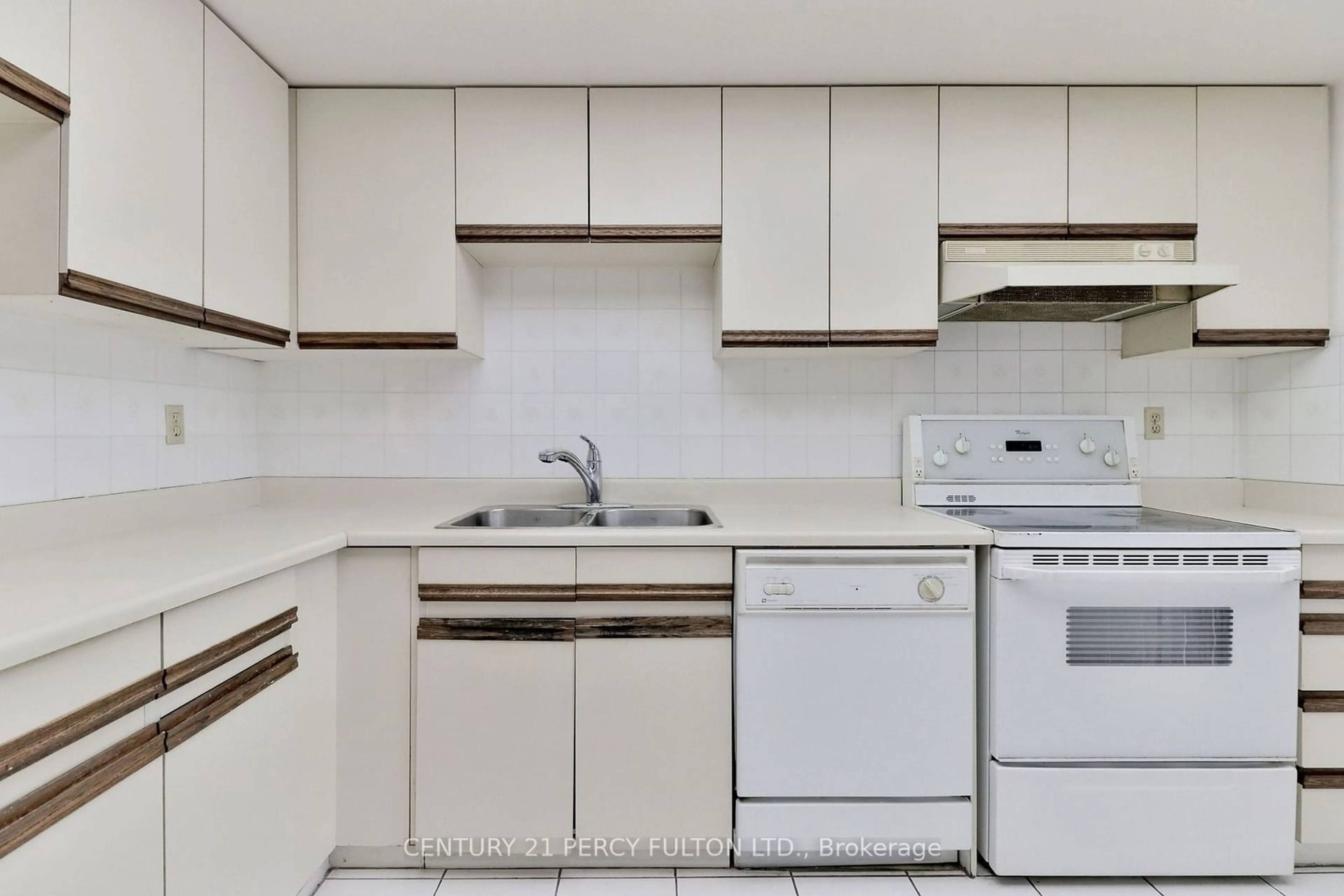 Standard kitchen, unknown for 131 Beecroft Rd #207, Toronto Ontario M2N 6G9