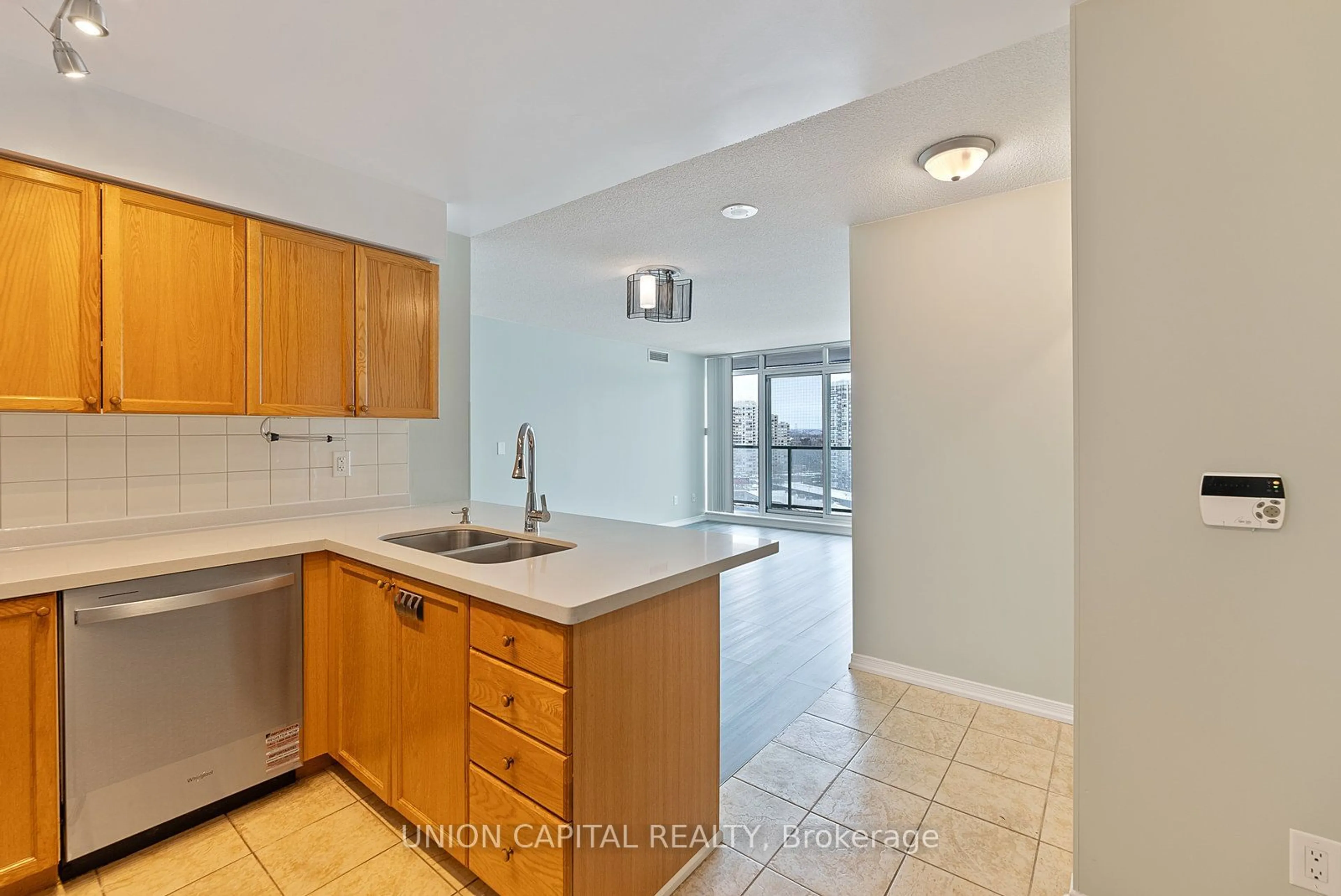 Standard kitchen, ceramic/tile floor for 5508 Yonge St #1508, Toronto Ontario M2N 7L2