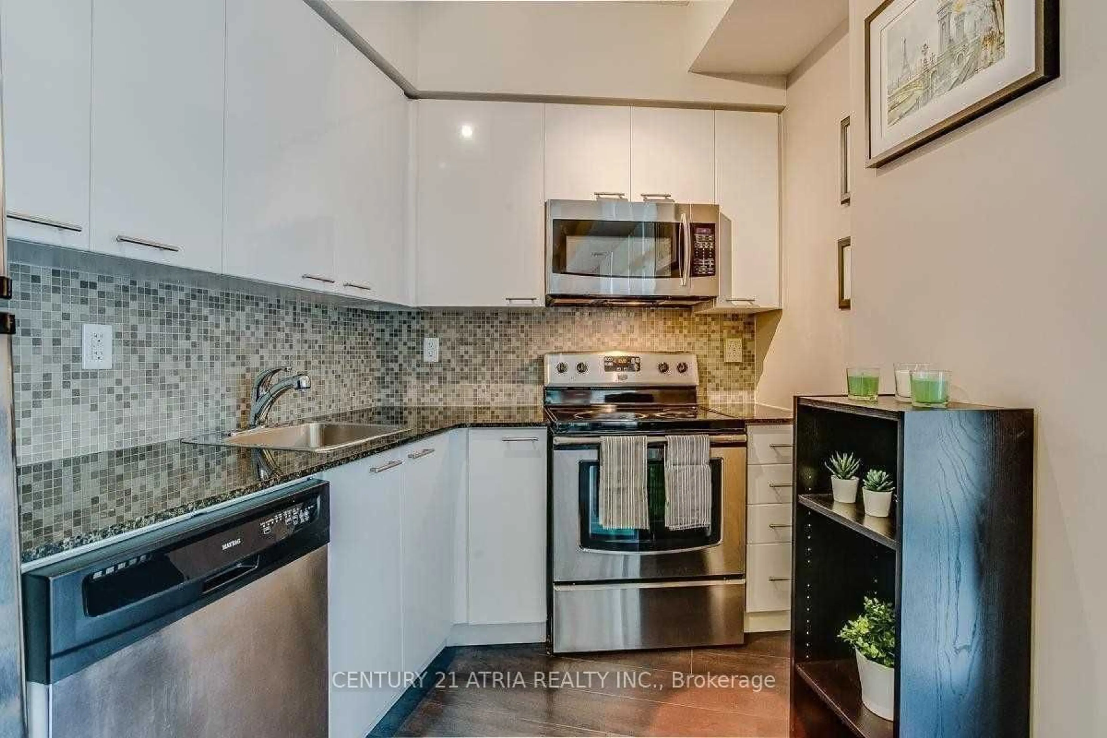 Standard kitchen, ceramic/tile floor for 15 Bruyeres Mews #805, Toronto Ontario M5V 0A7