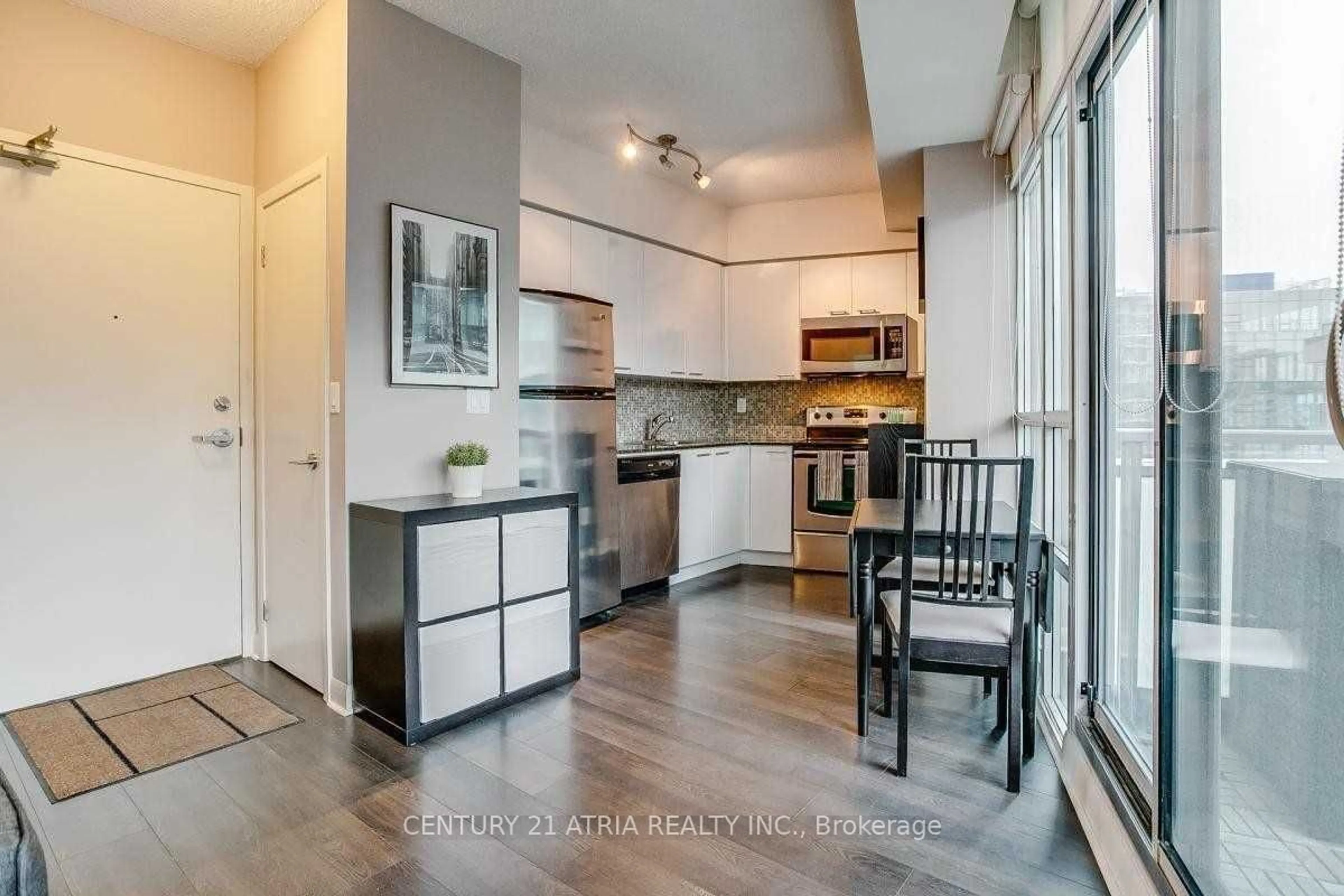 Open concept kitchen, unknown for 15 Bruyeres Mews #805, Toronto Ontario M5V 0A7