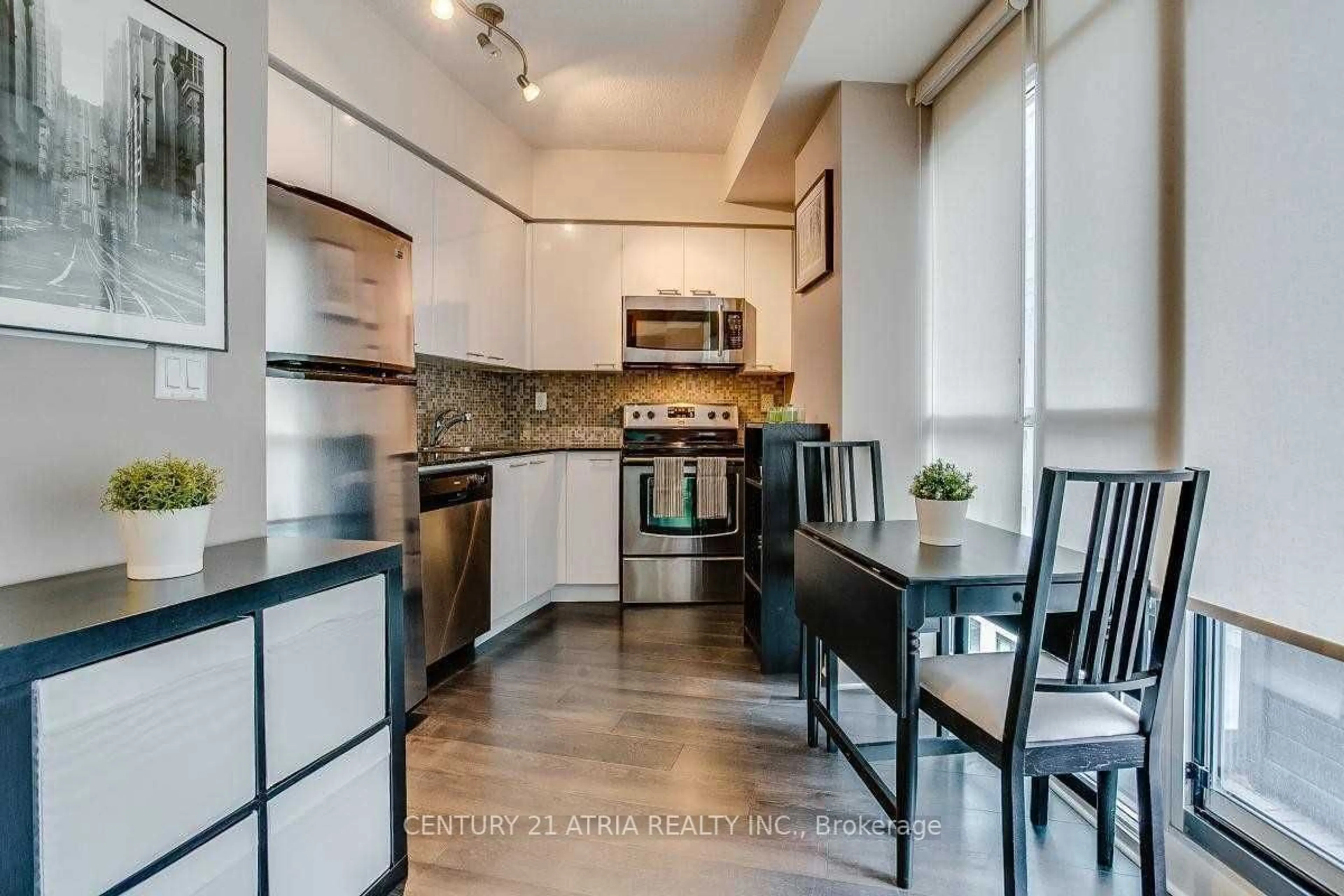 Open concept kitchen, unknown for 15 Bruyeres Mews #805, Toronto Ontario M5V 0A7