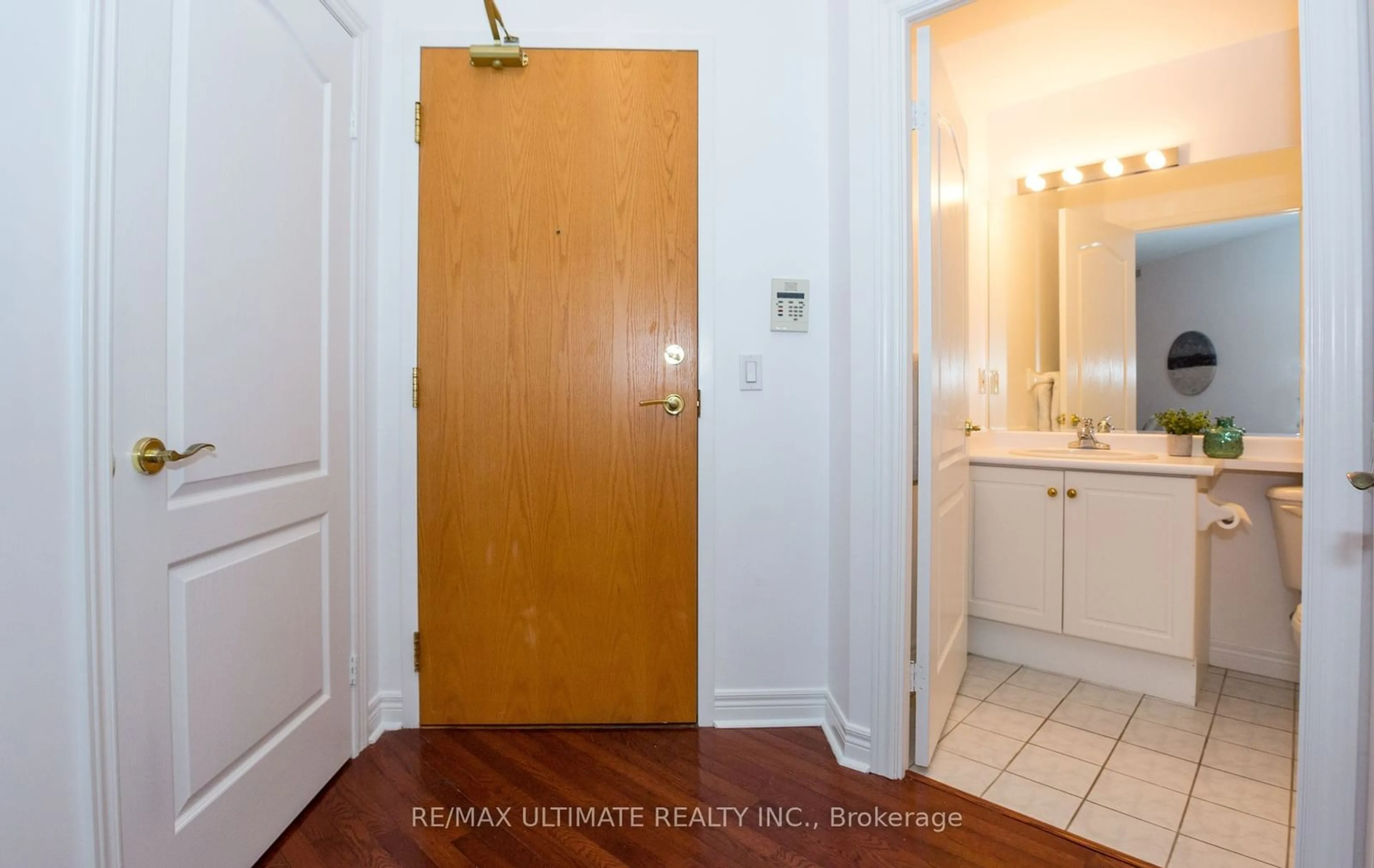 Indoor entryway for 2 Edith Dr #304, Toronto Ontario M4R 2H7