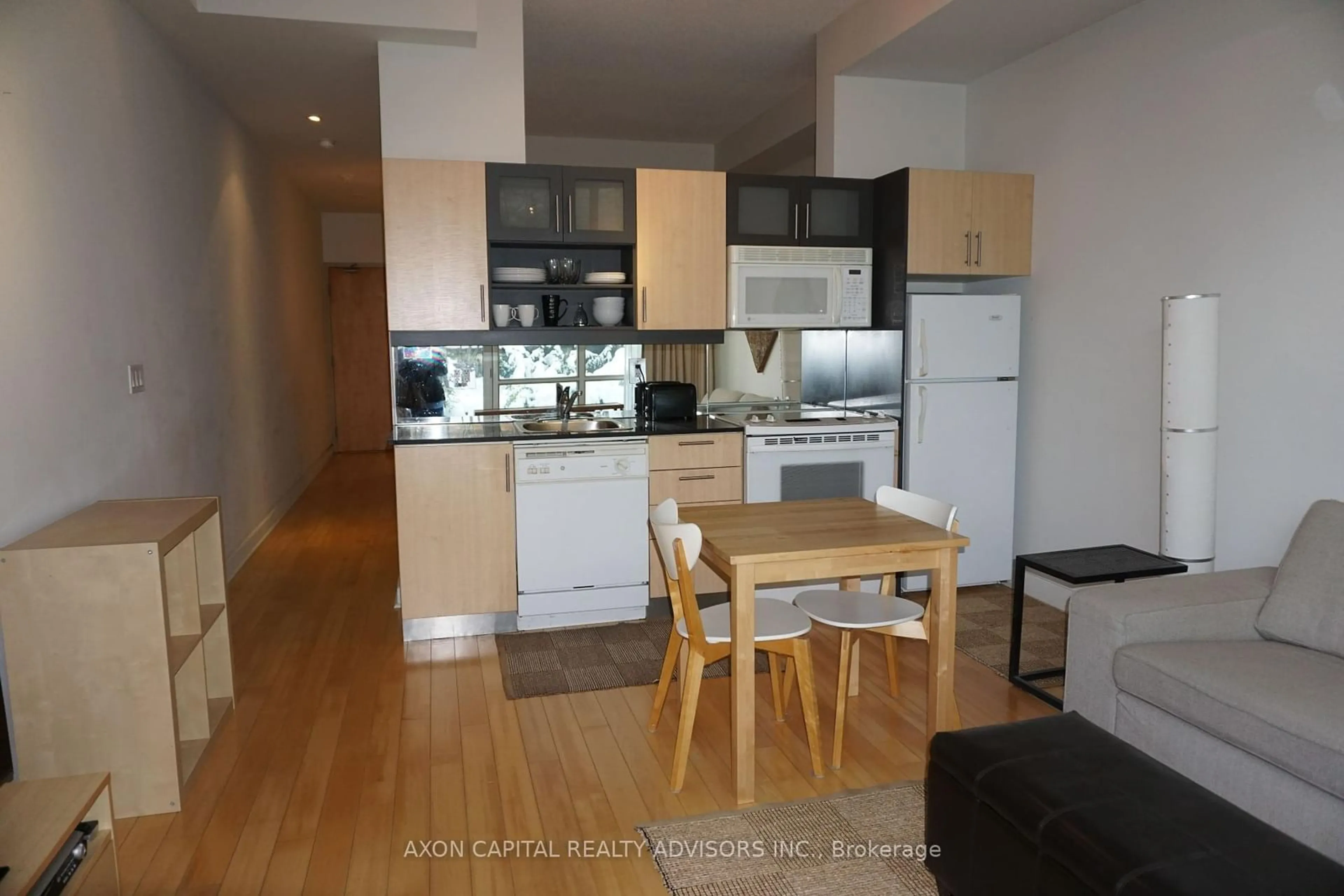 Standard kitchen, wood/laminate floor for 350 Wellington St #G11, Toronto Ontario M5V 3W9