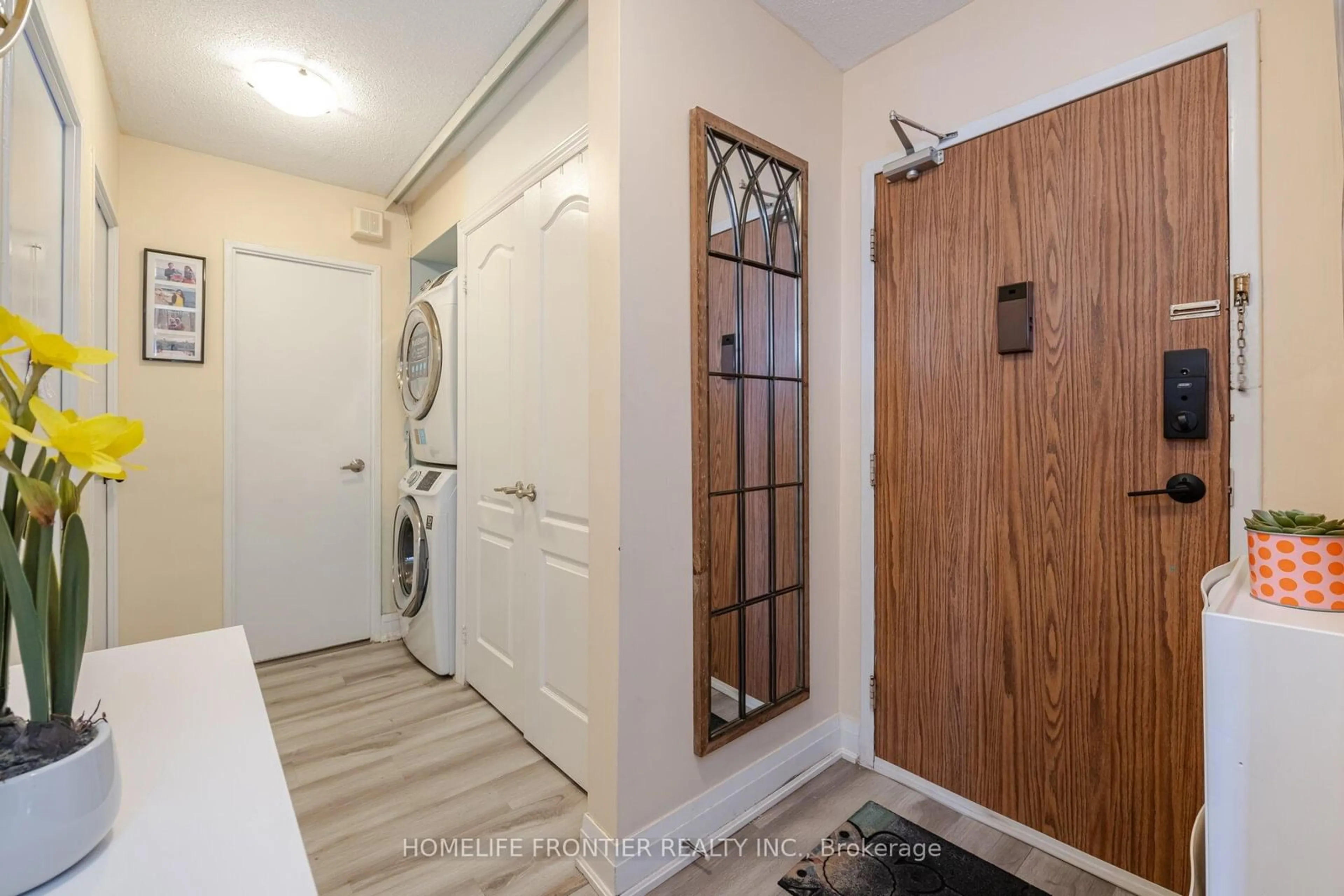 Indoor entryway for 177 Linus Rd #309, Toronto Ontario M2J 4S5