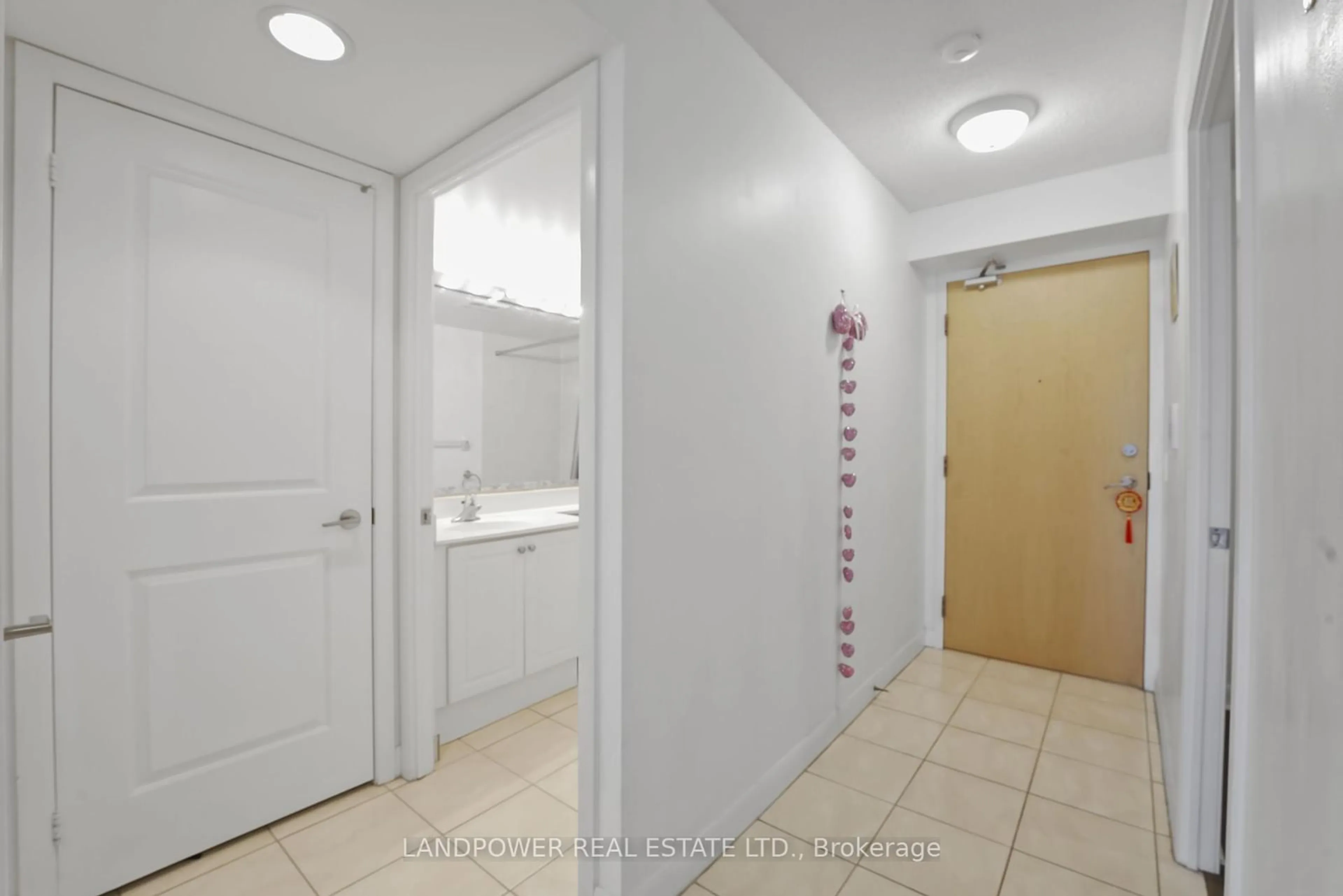 Indoor foyer for 4978 Yonge St #1701, Toronto Ontario M2N 7G8