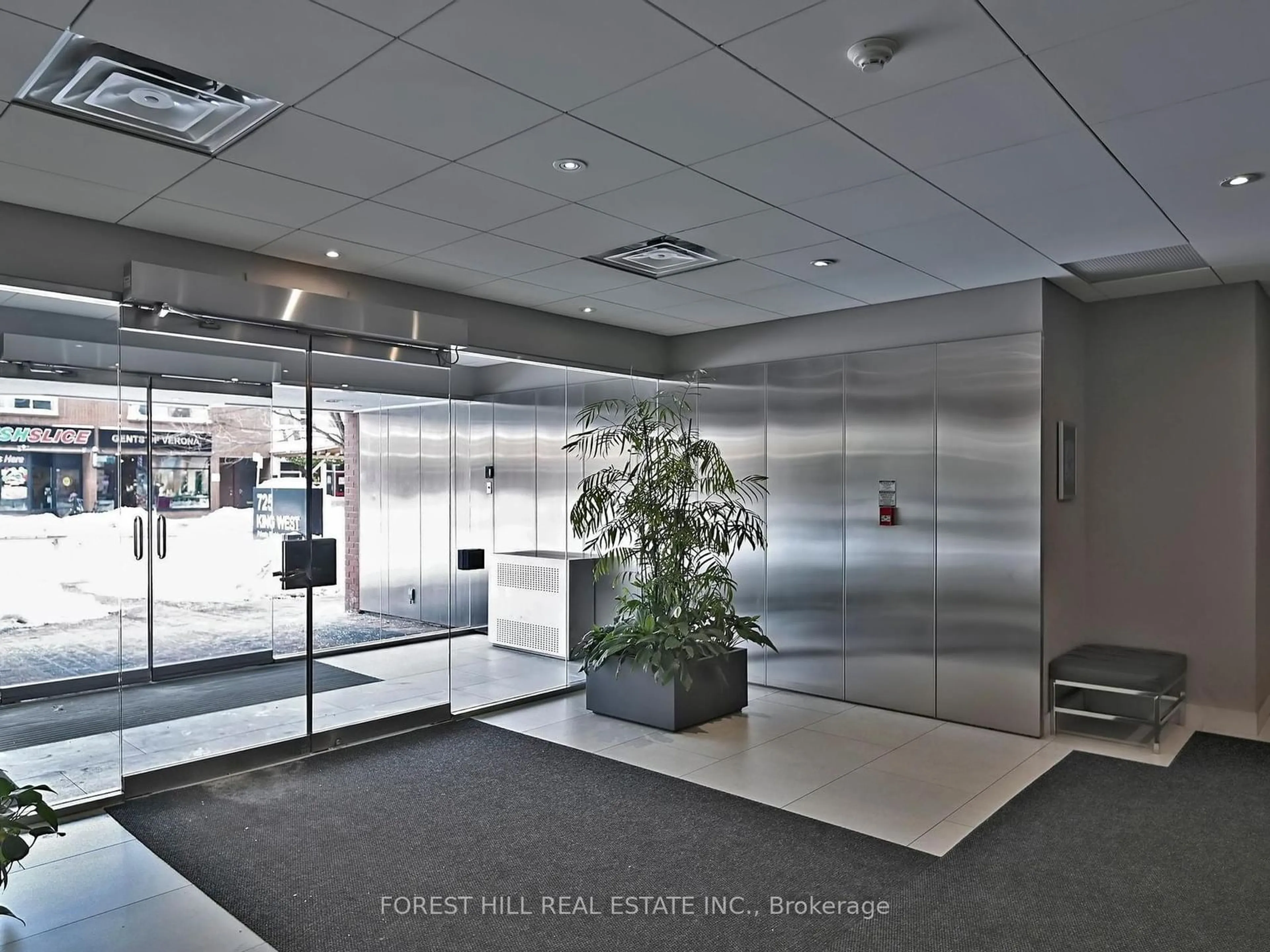 Indoor foyer for 725 King St #901, Toronto Ontario M5V 2W9