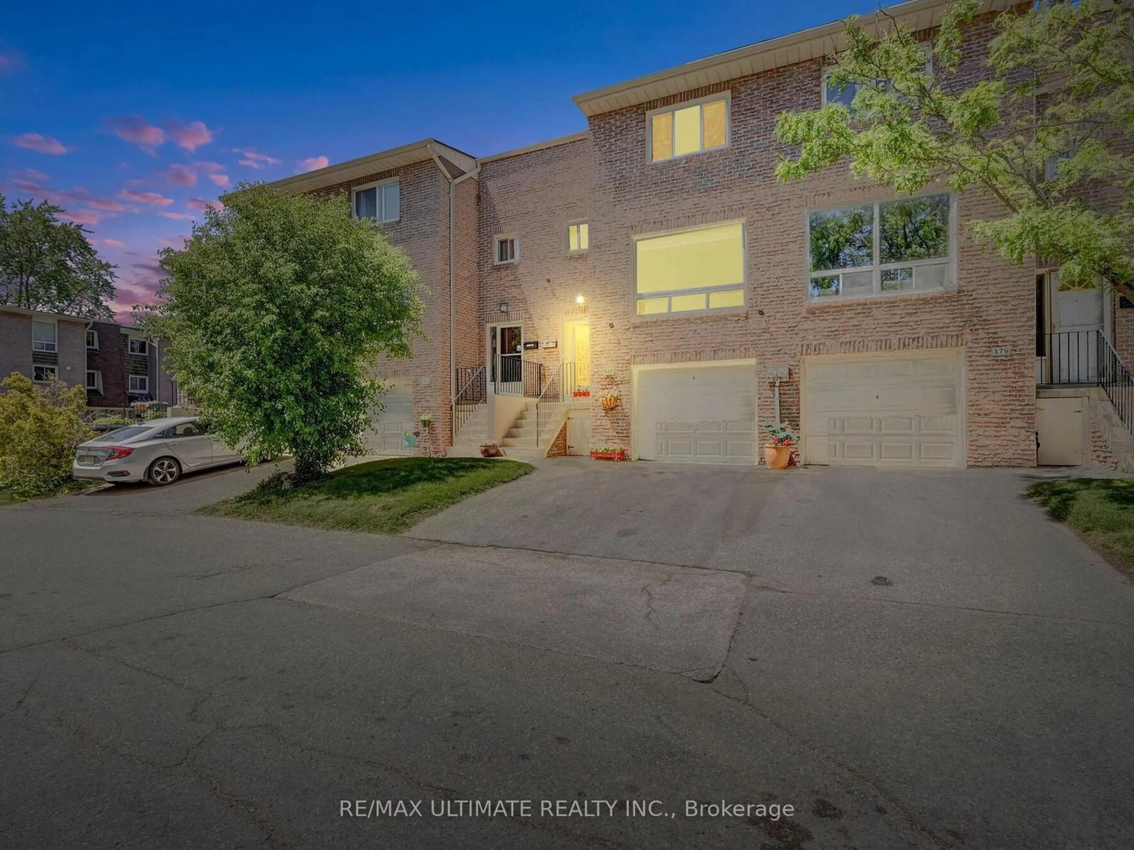 A pic from outside/outdoor area/front of a property/back of a property/a pic from drone, street for 181 Rusty Crestway Way #181RC, Toronto Ontario M2J 2Y5