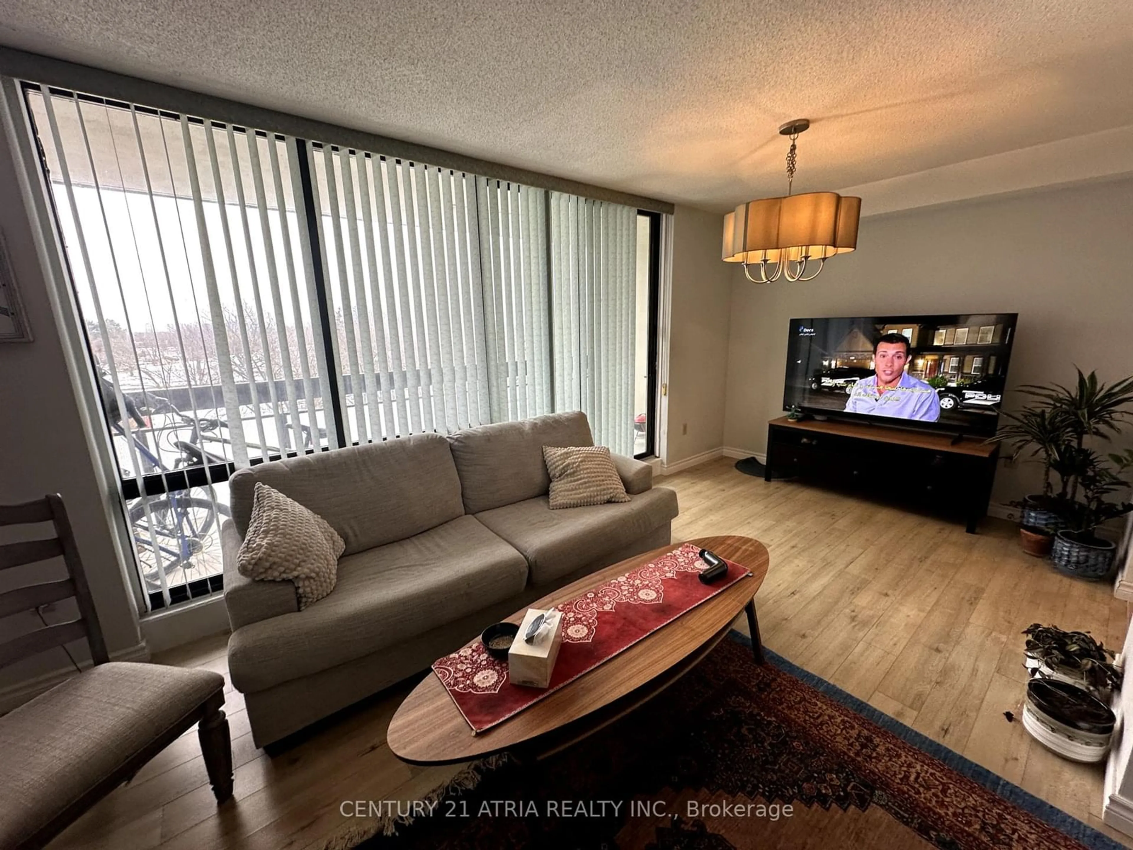 Living room with furniture, wood/laminate floor for 350 Seneca Hill Dr #814, Toronto Ontario M2J 4S7