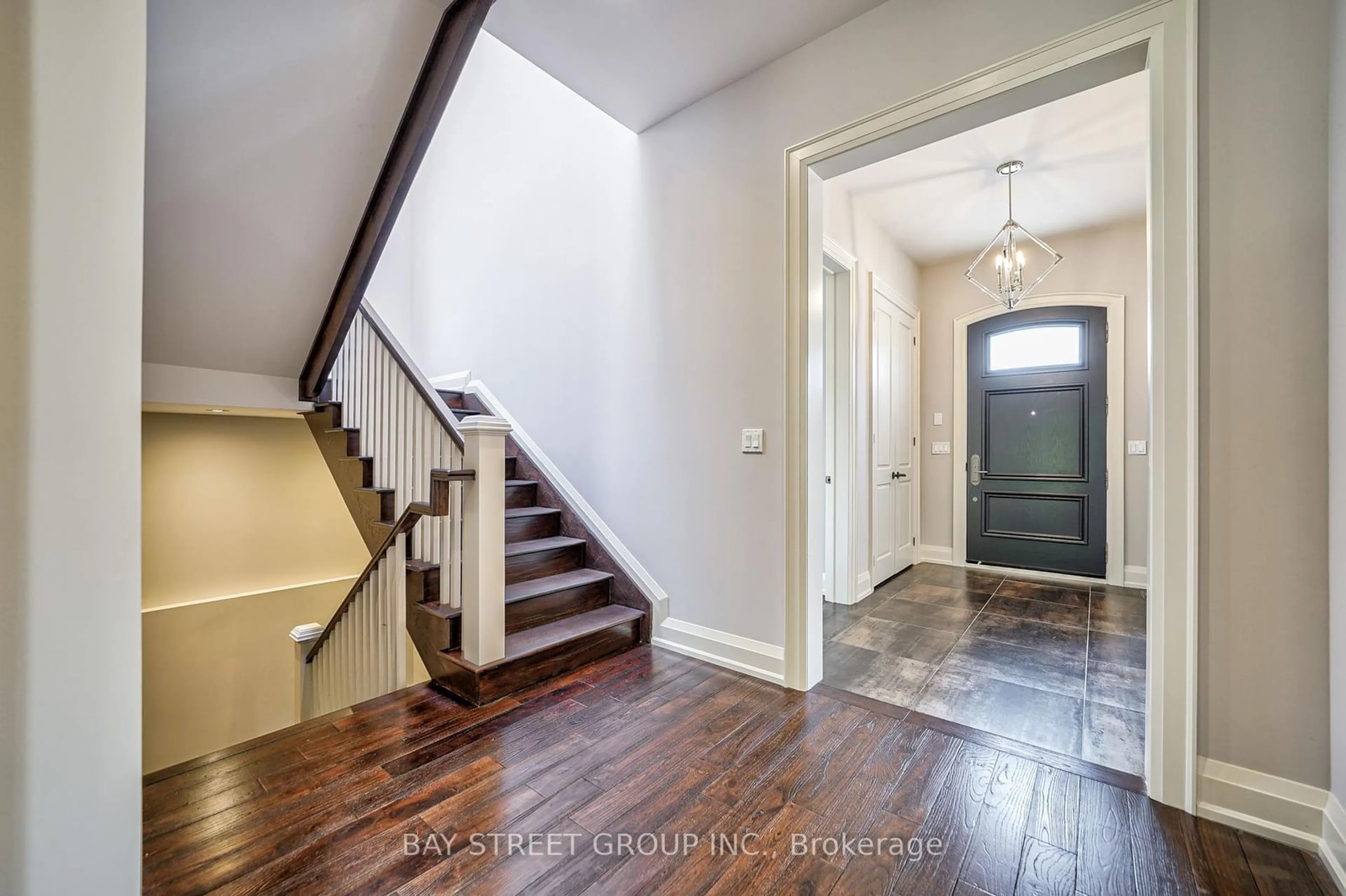 Indoor entryway for 80 Churchill Ave, Toronto Ontario M2N 1Y9