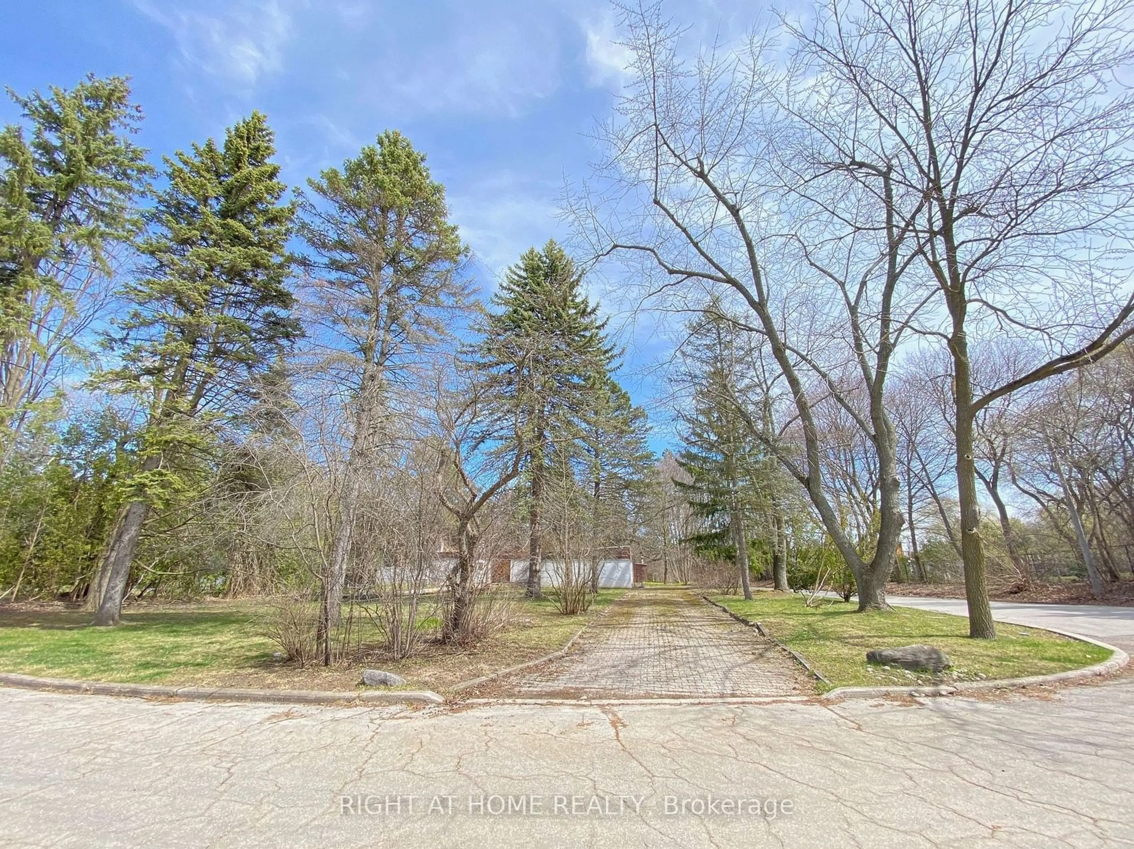 A pic from outside/outdoor area/front of a property/back of a property/a pic from drone, forest/trees view for 48 The Bridle Path, Toronto Ontario M2L 1C8