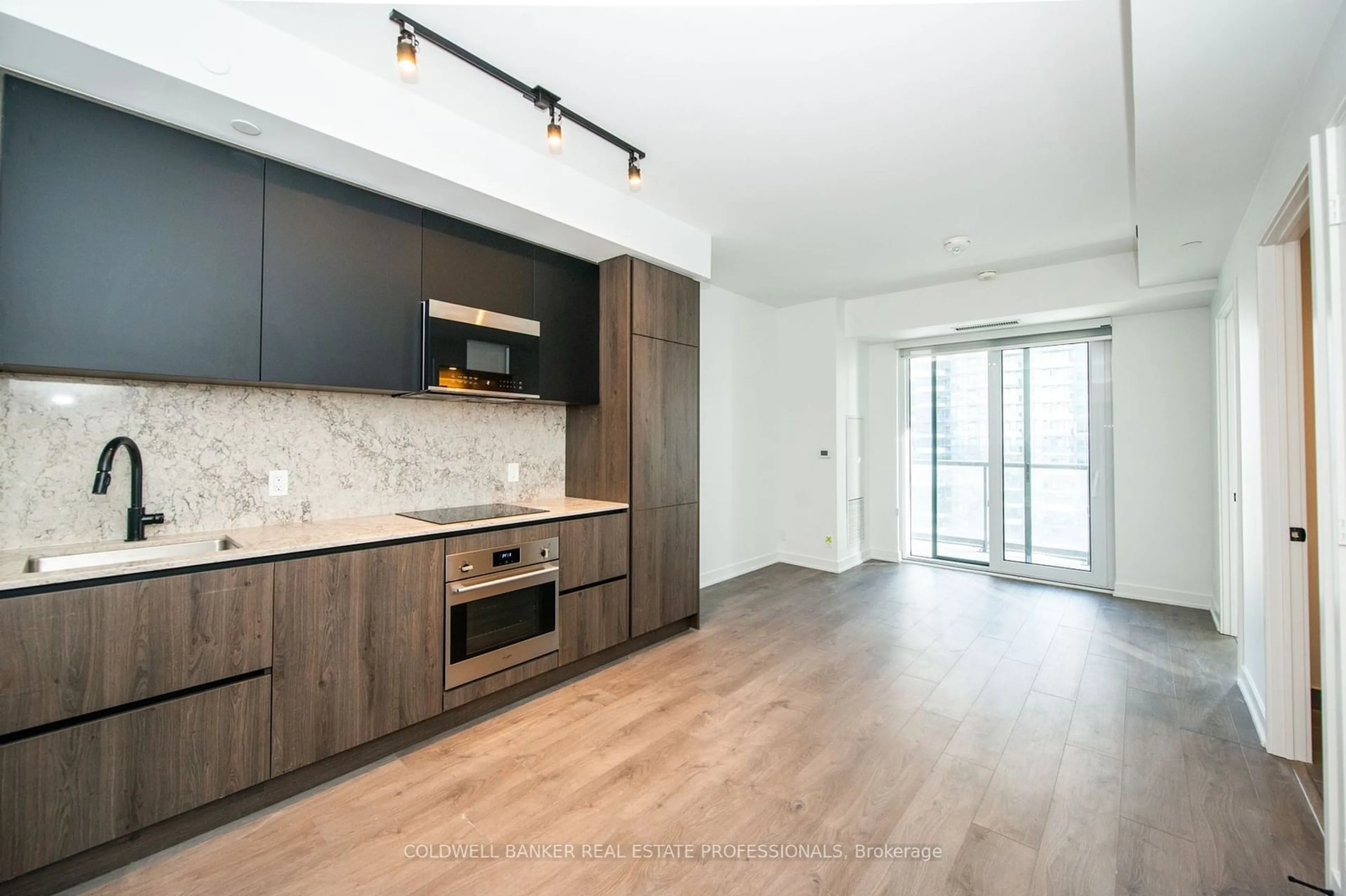 Open concept kitchen, wood/laminate floor for 108 Peter St #2905, Toronto Ontario M5V 0W2