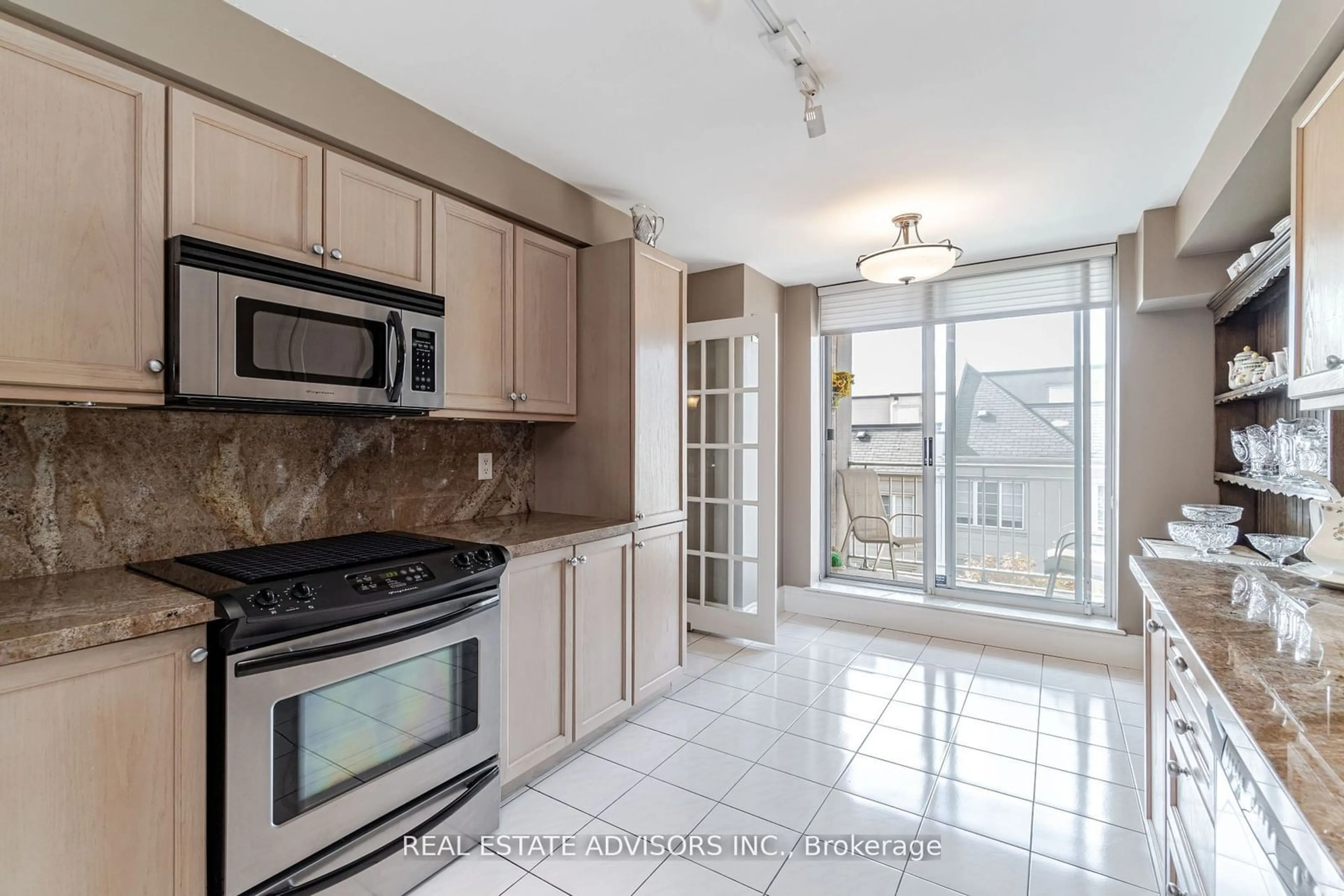 Open concept kitchen, ceramic/tile floor for 75 York Mills Rd #309, Toronto Ontario M2P 2E7