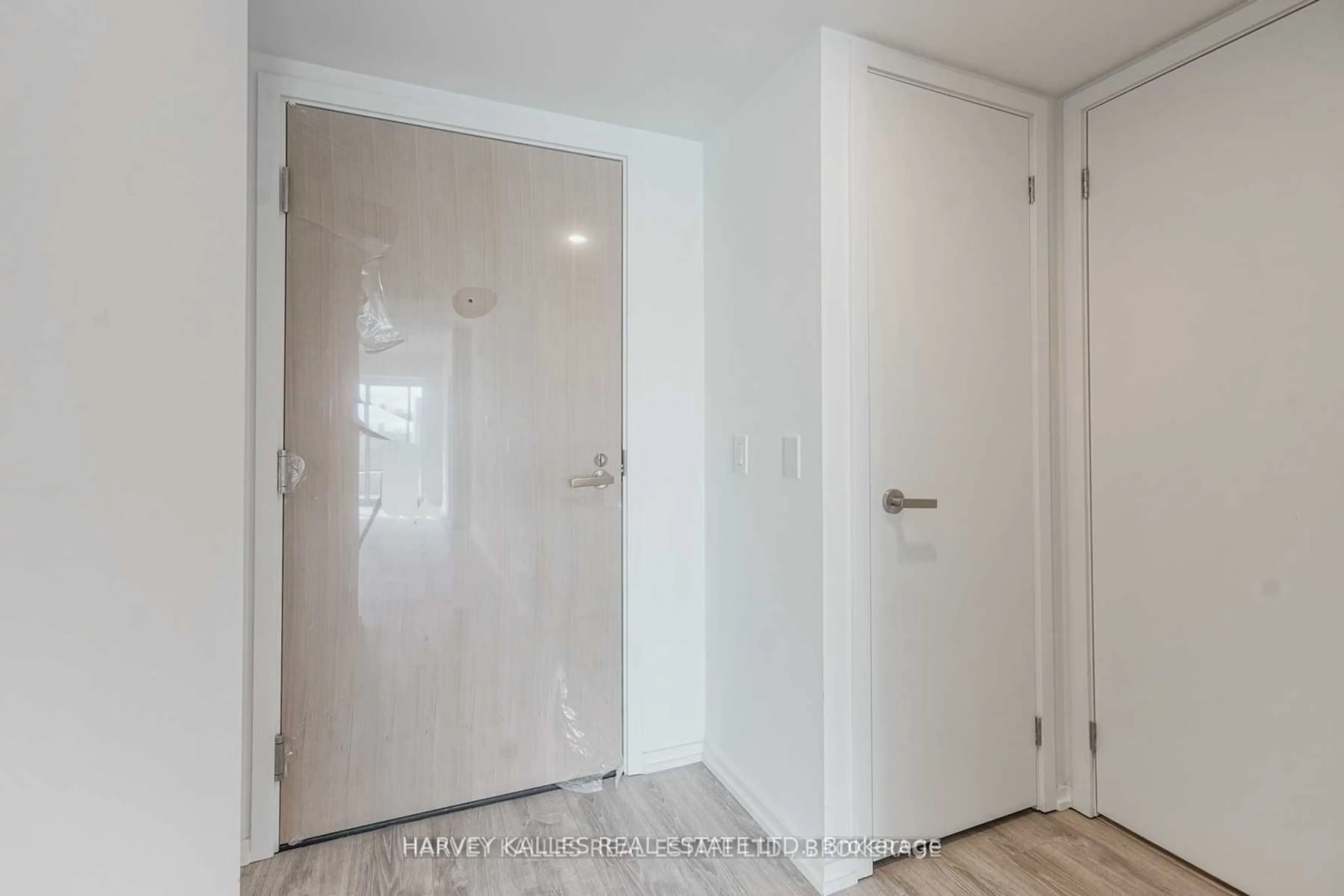 Indoor entryway for 8 Hillsdale Ave #829, Toronto Ontario M4S 1T5