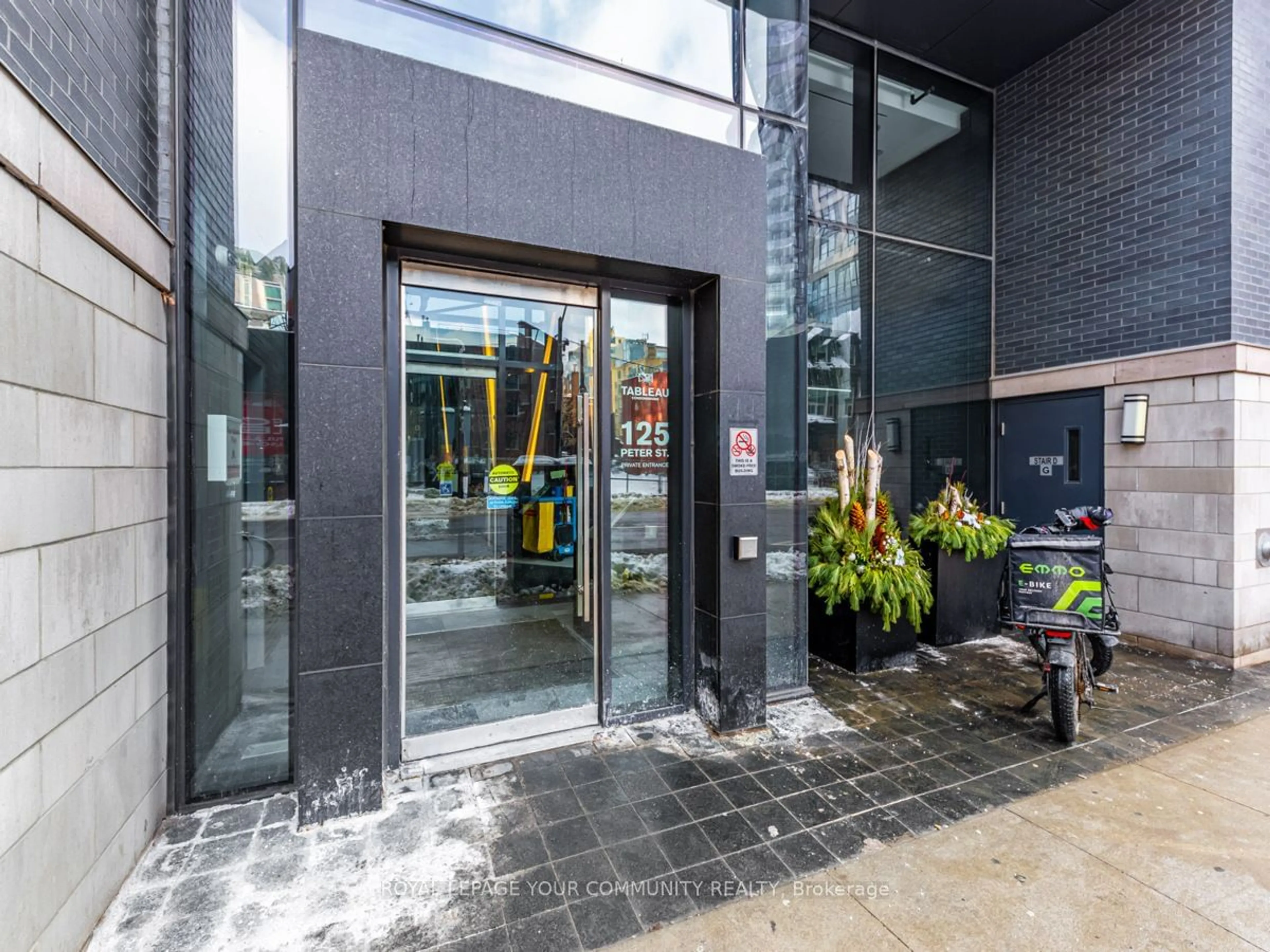 Indoor foyer for 125 Peter St #1604, Toronto Ontario M5V 0M2