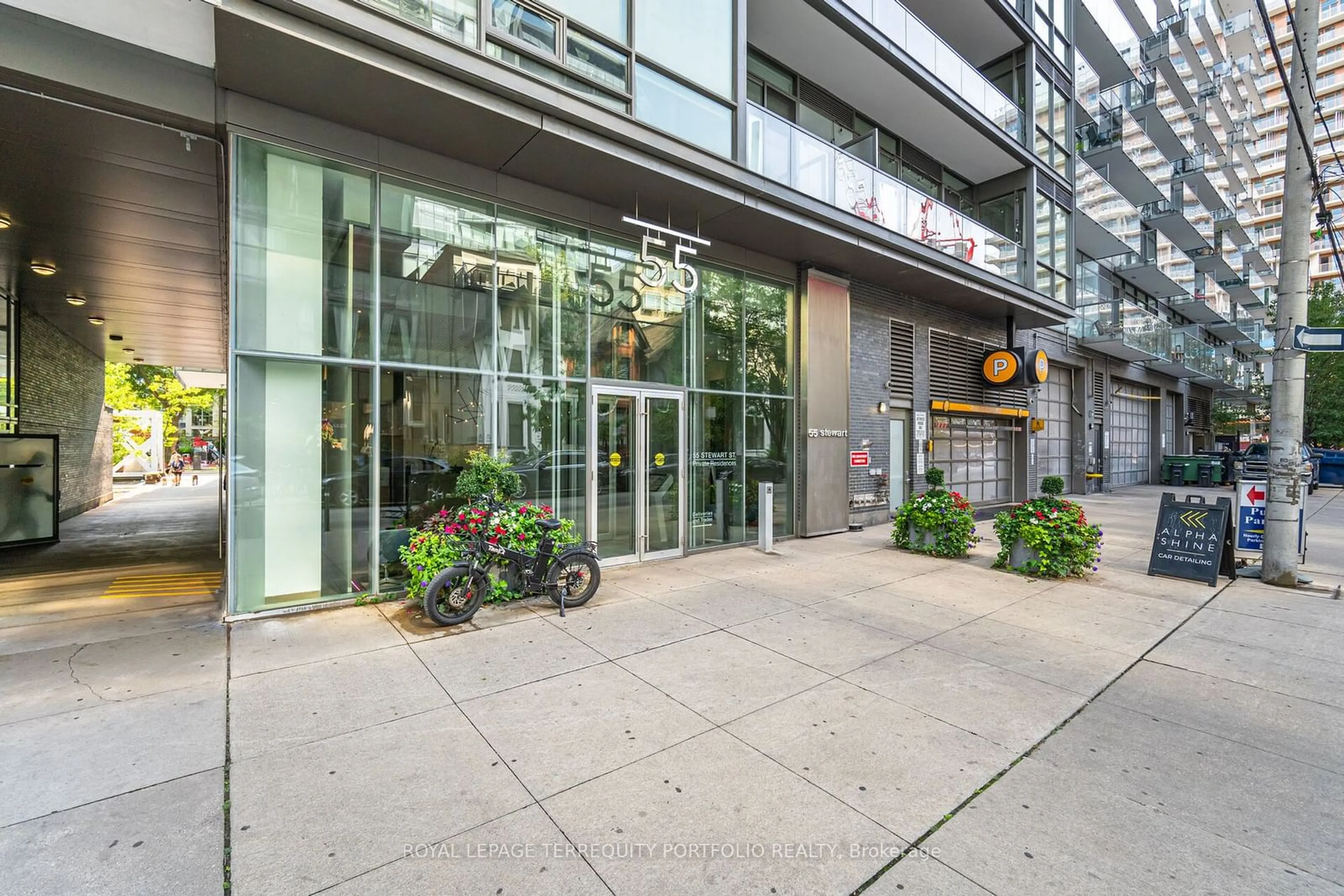 Indoor foyer for 55 Stewart St #823, Toronto Ontario M5V 2V1