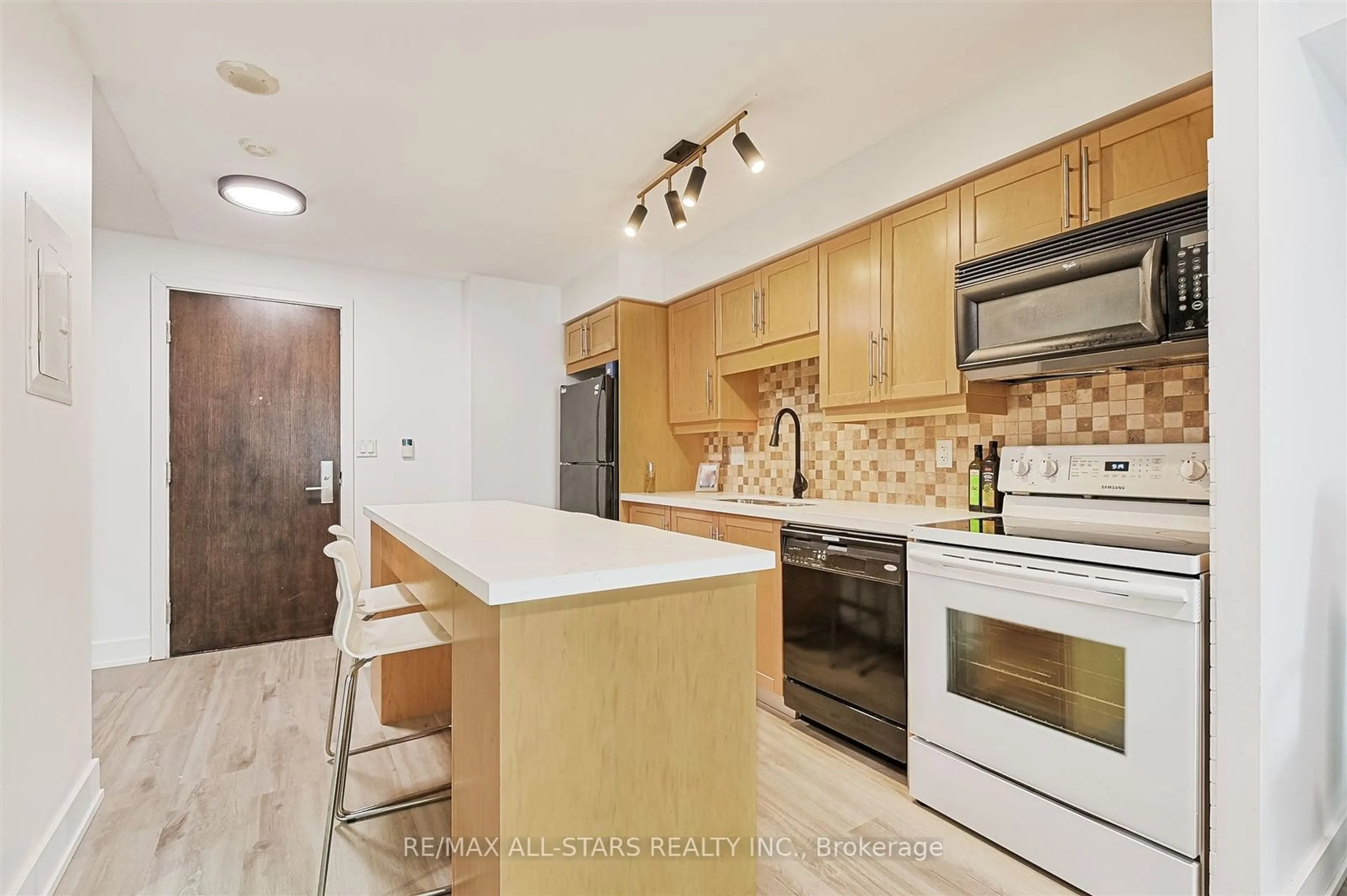 Standard kitchen, ceramic/tile floor for 20 Blue Jays Way #1008, Toronto Ontario M5V 3W6