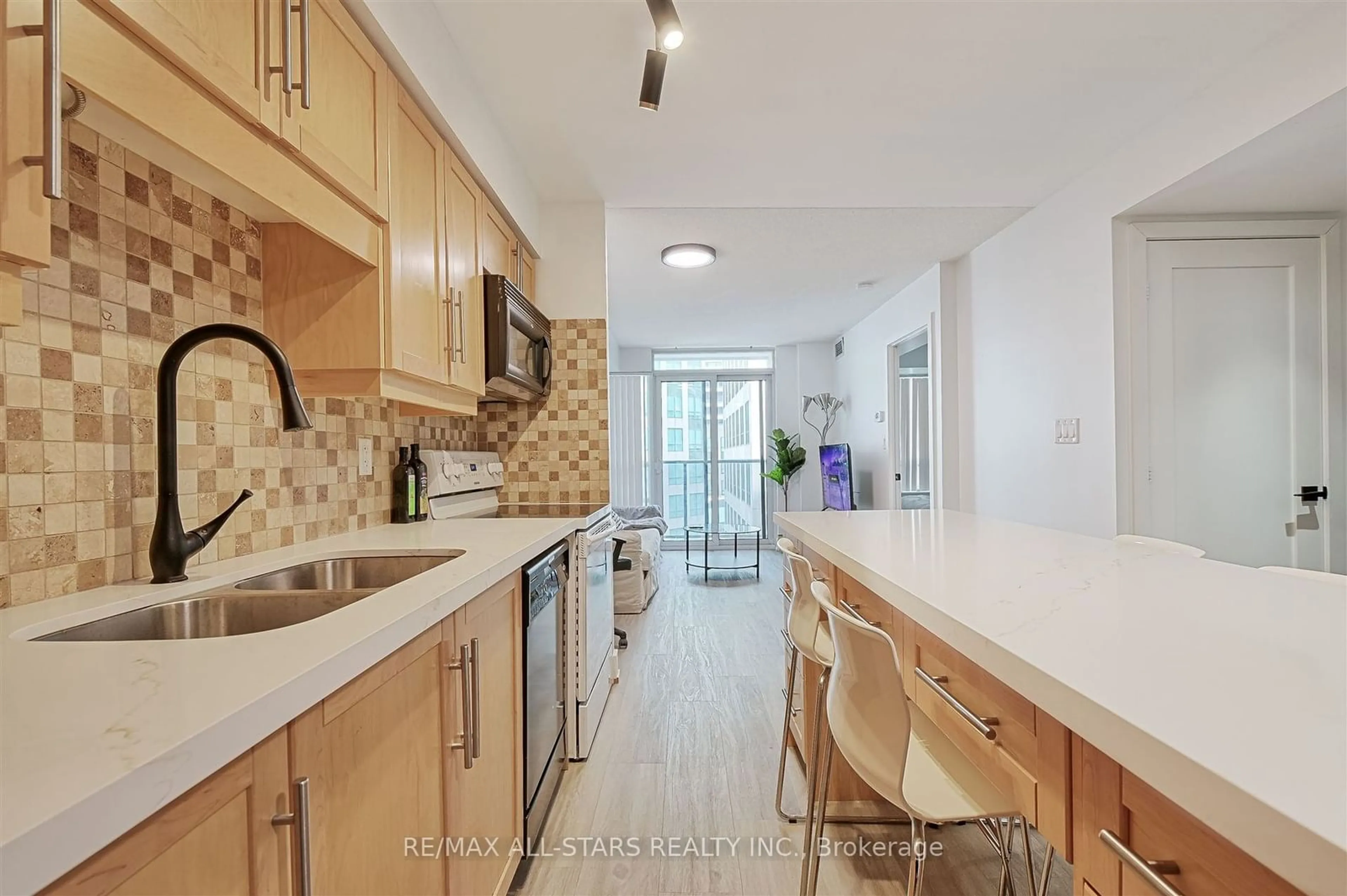 Open concept kitchen, ceramic/tile floor for 20 Blue Jays Way #1008, Toronto Ontario M5V 3W6