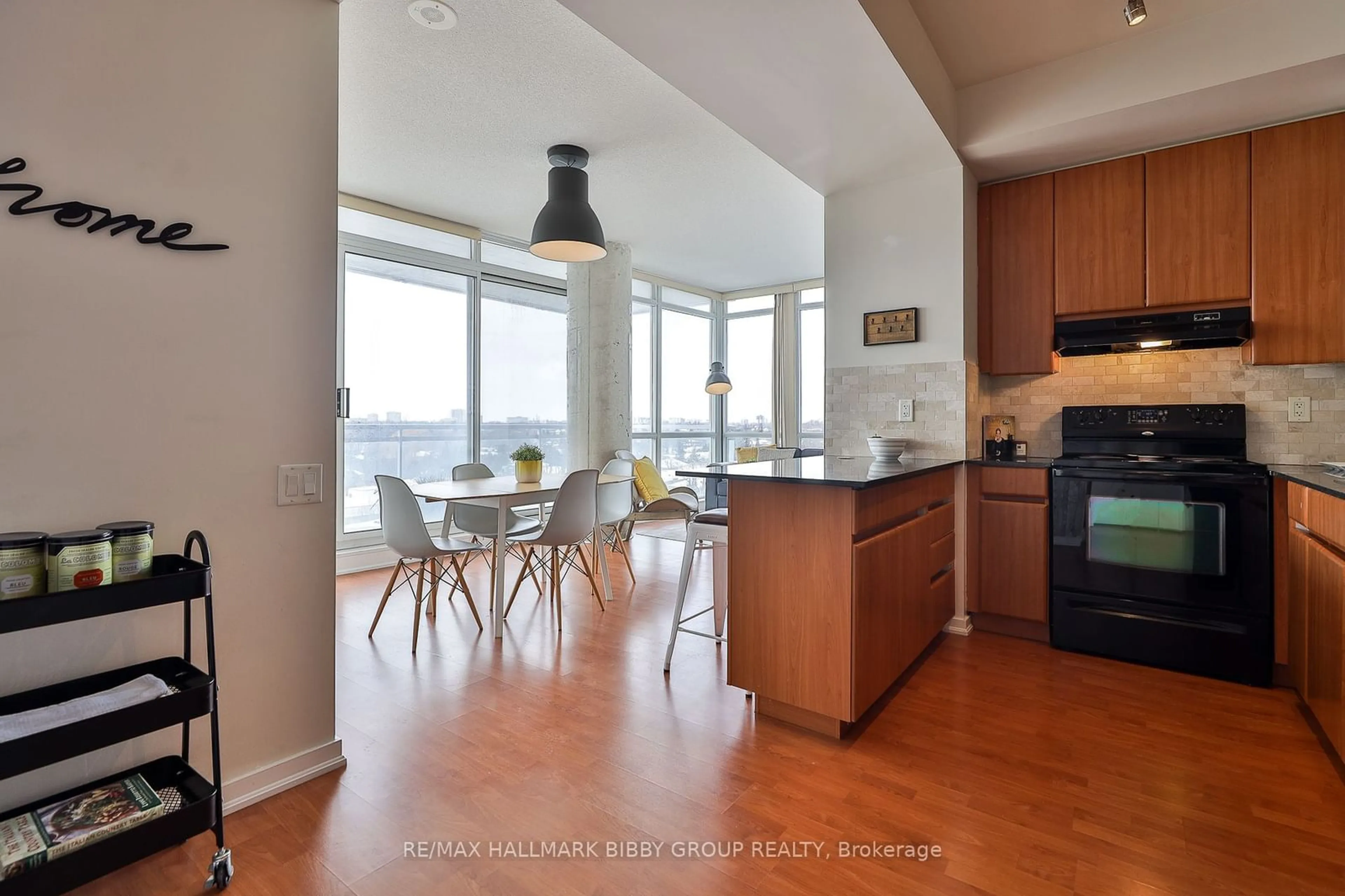 Open concept kitchen, wood/laminate floor for 30 Canterbury Pl #1002, Toronto Ontario M2N 0B9