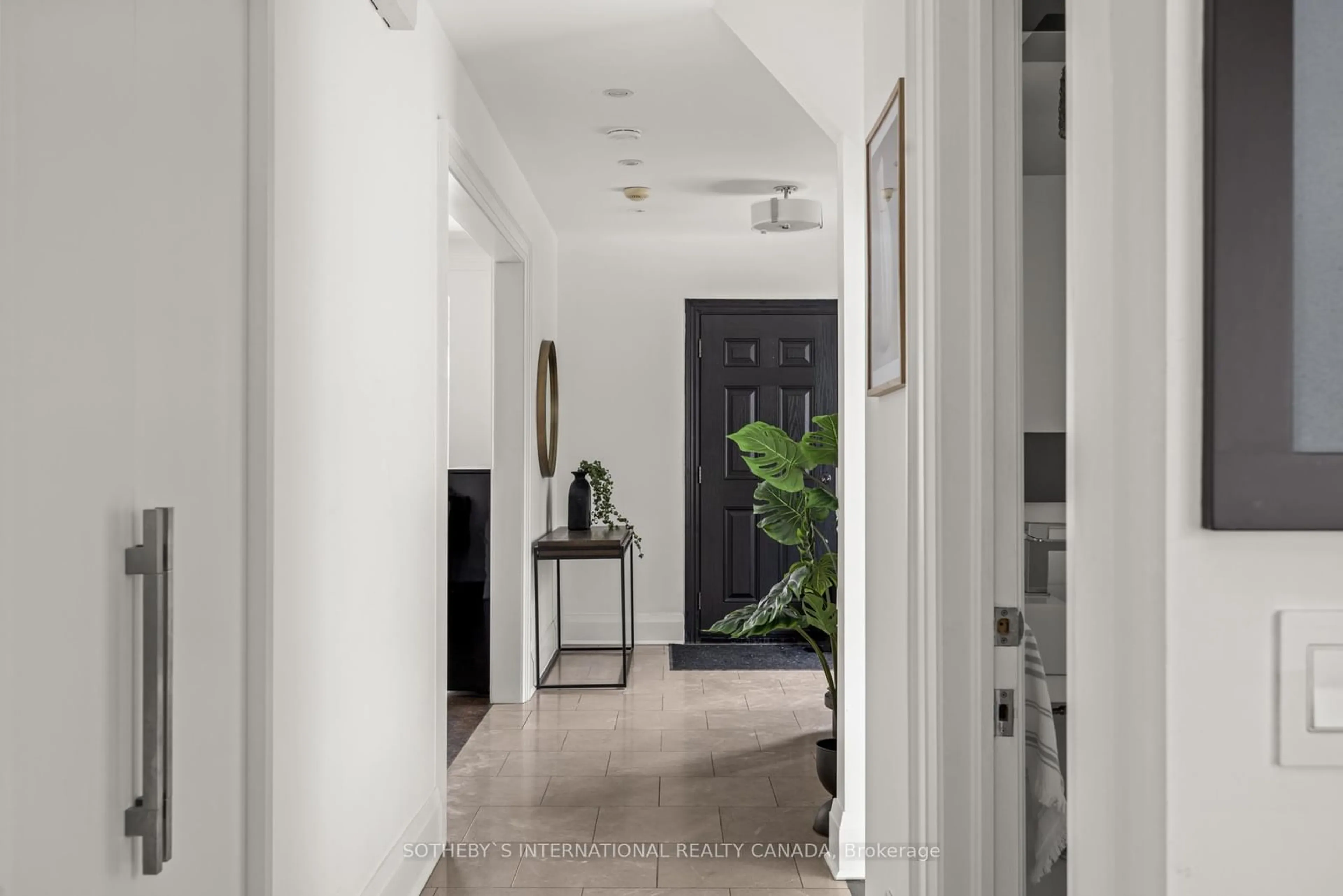 Indoor entryway for 208 Hillhurst Blvd, Toronto Ontario M5N 1P4