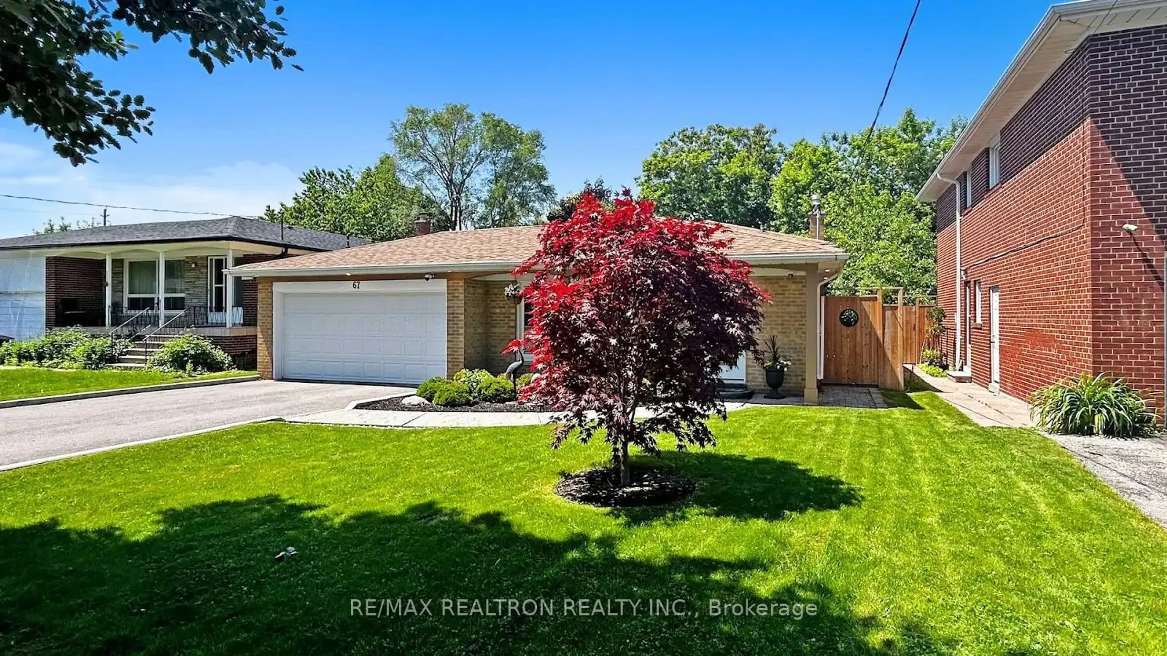 A pic from outside/outdoor area/front of a property/back of a property/a pic from drone, street for 67 Marathon Cres, Toronto Ontario M2R 2L8